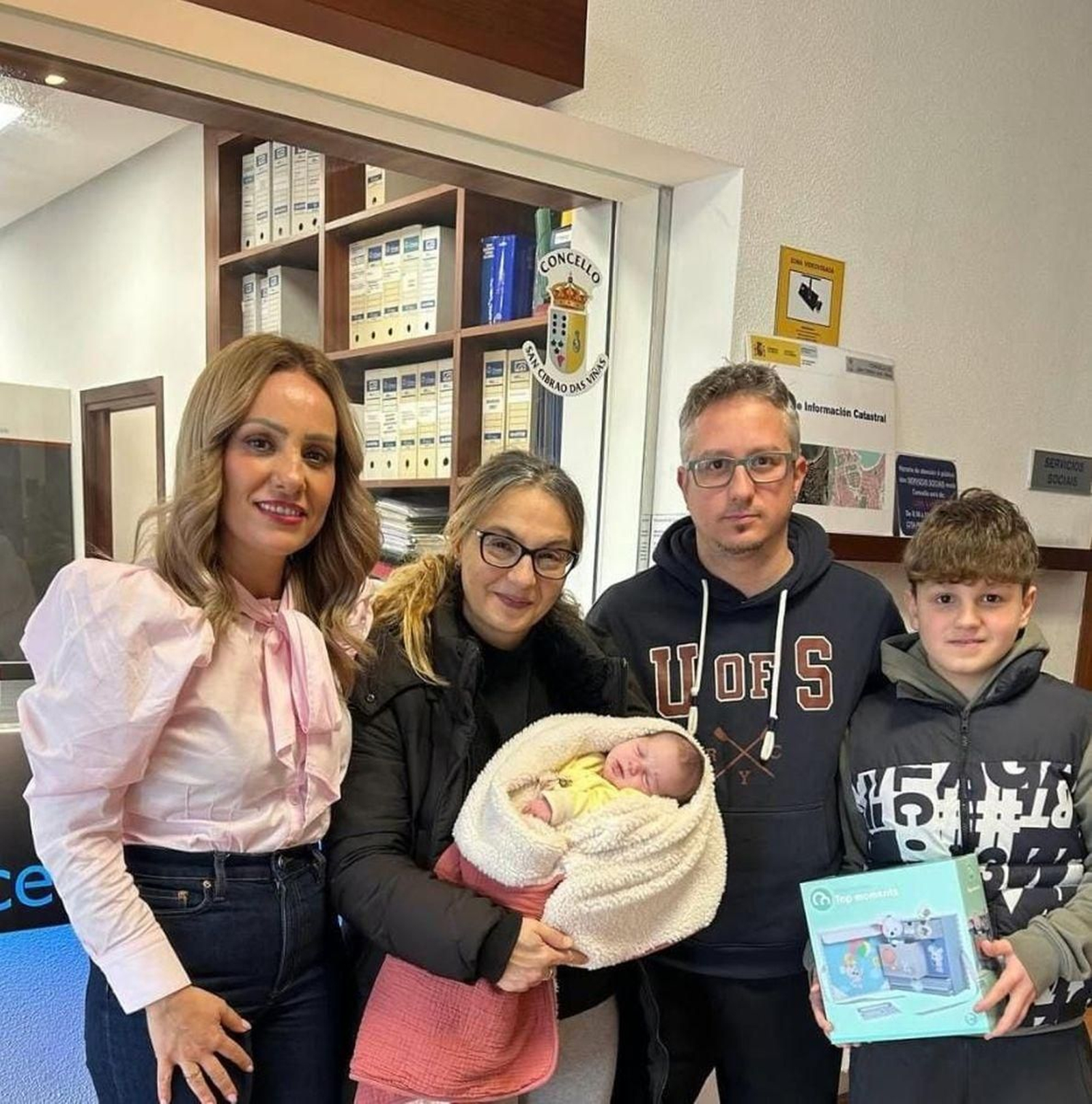 Marta Novoa, alcaldesa de San Cibrao das Viñas, con la familia de Enma una cibrense recién nacida.