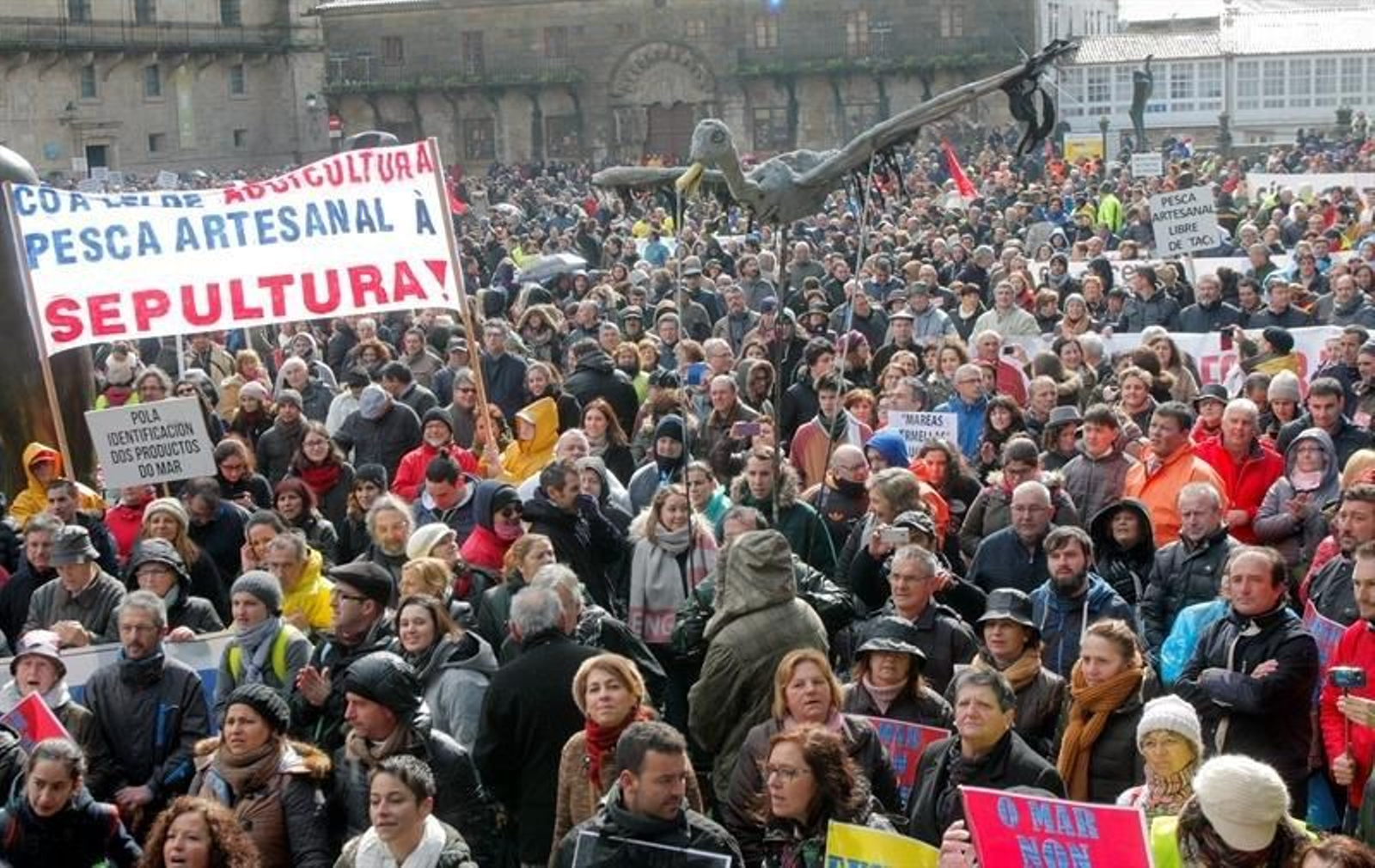 Miles de personas se manifestaron en Santiago.
