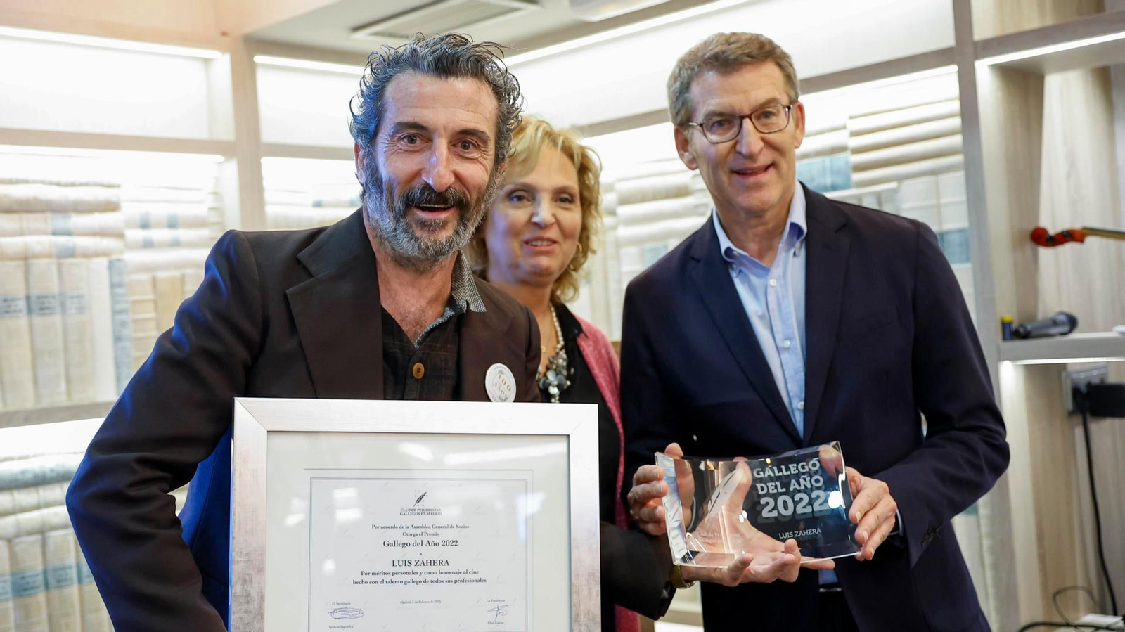 Zahera recibió el premio de mano de la presidenta del Club de Periodistas gallegos y Feijóo. // EFE