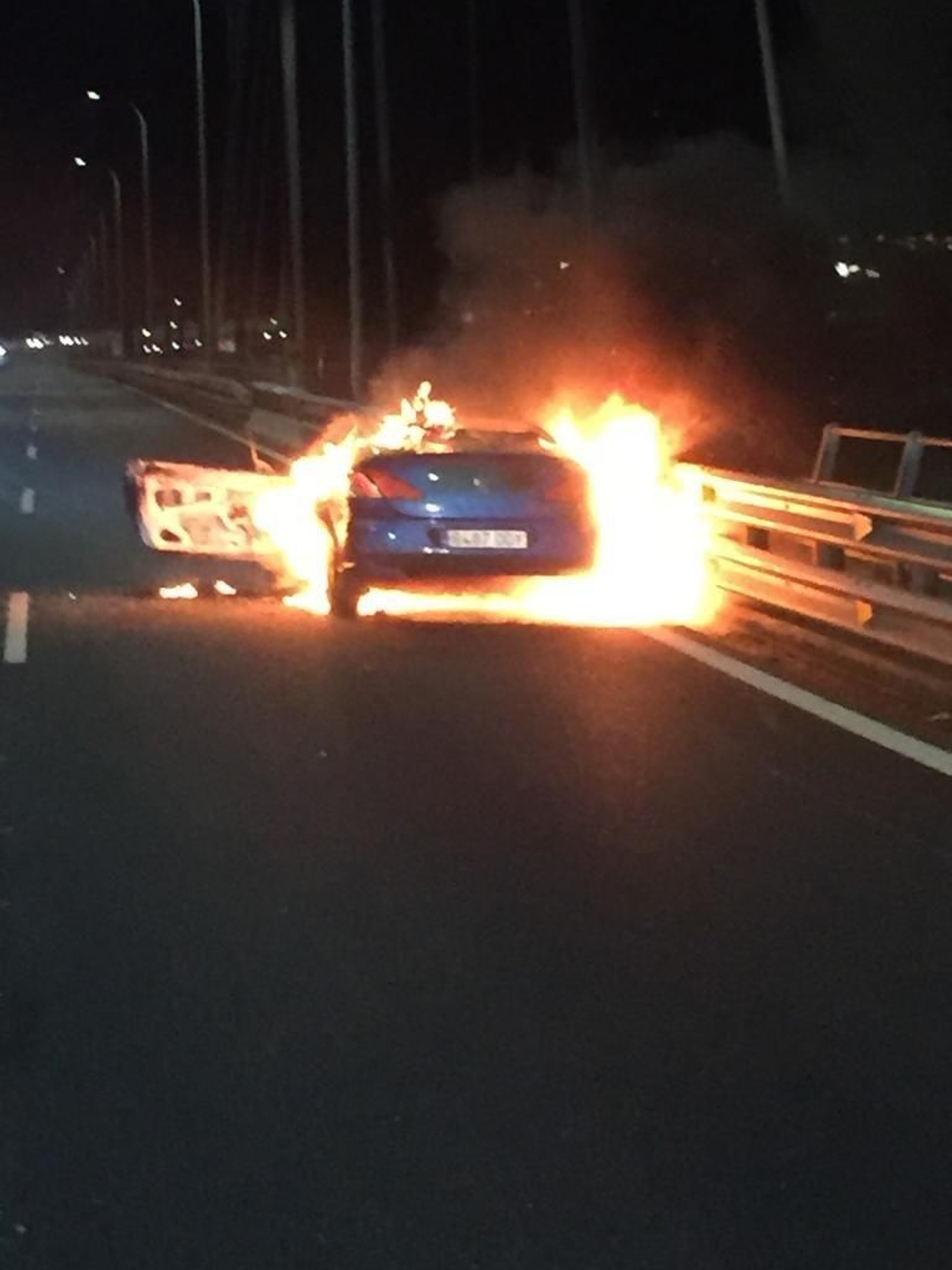 Arde un coche en el medio del puente de Rande // Alberte