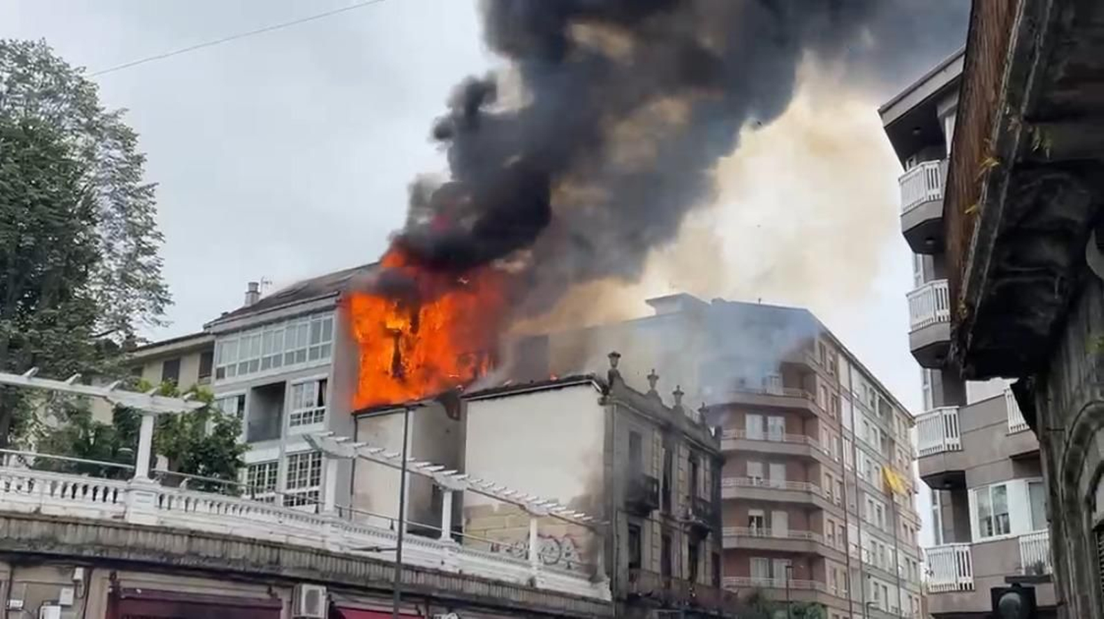 Galería | Así fue el voraz fuego que calcinó un edificio en A Ponte, en imágenes