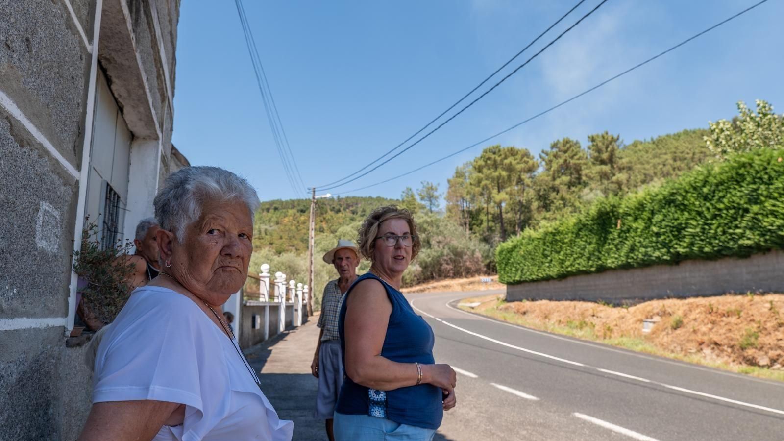 Vecinos cerca de la zona afectada por el fuego.