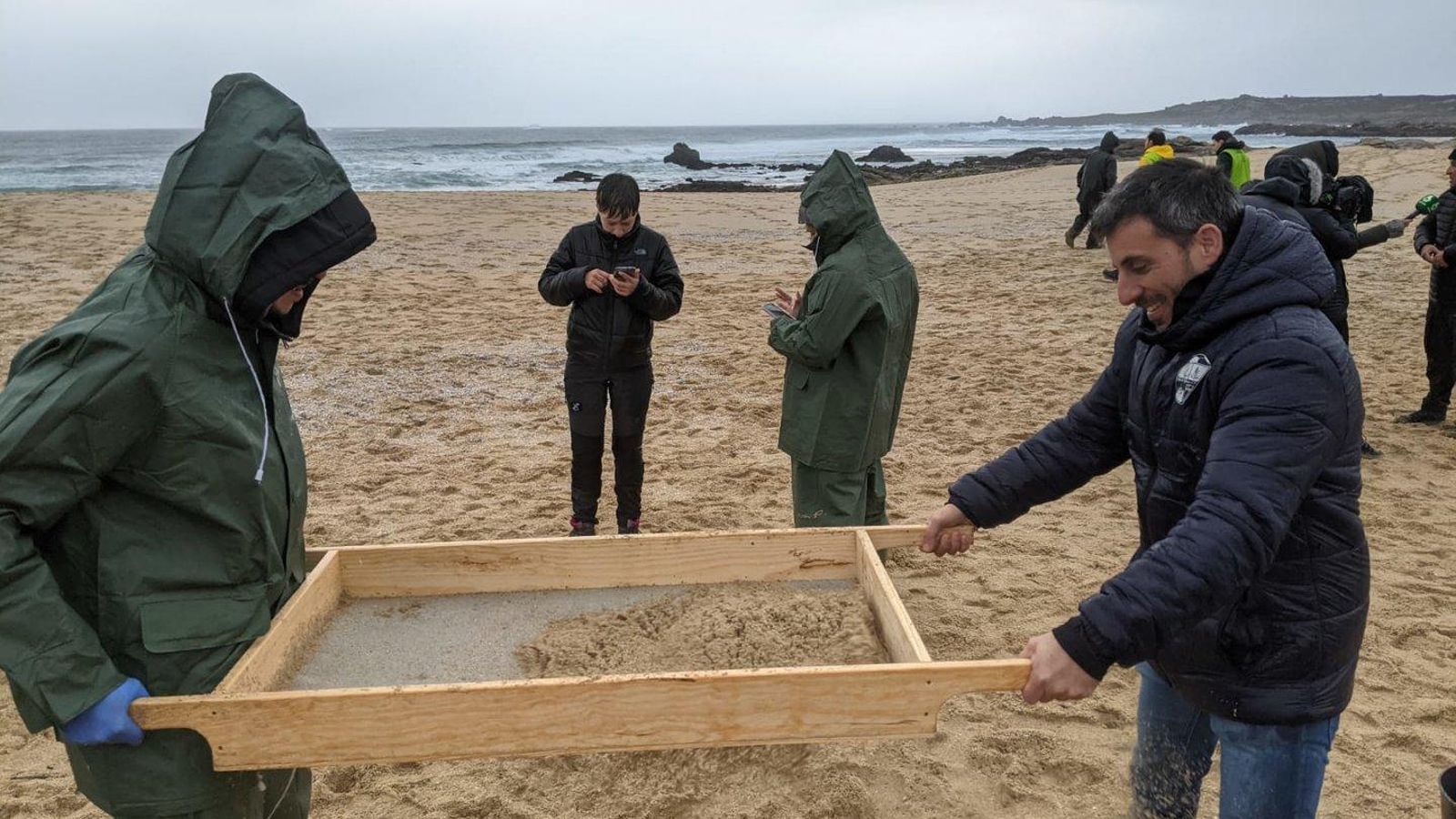 Rodrigo Fresco participando das tarefas de limpeza un mes despois en Balieiros