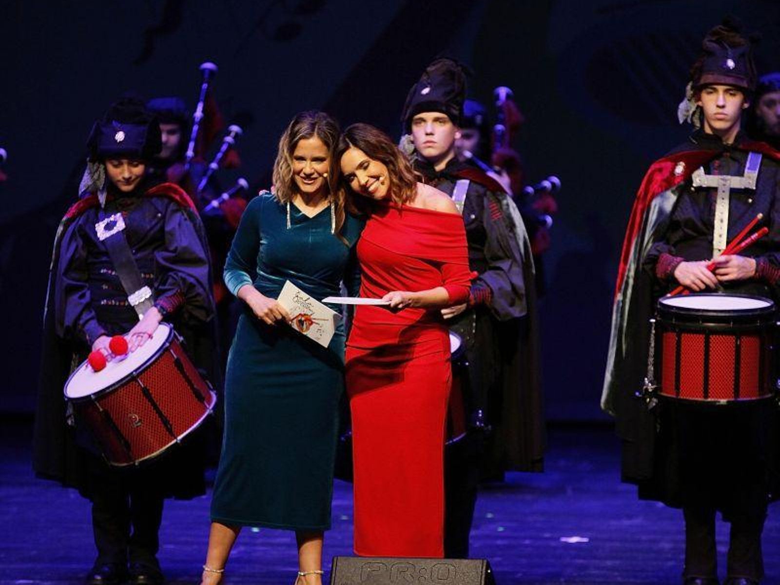 Fátima Pego y Lucía Rodríguez, con la Real Banda de Gaitas.