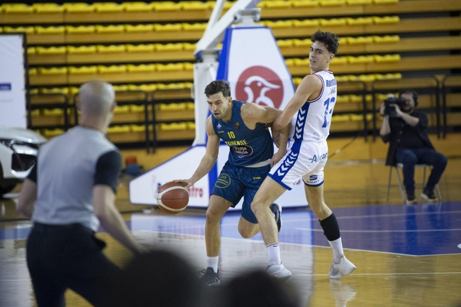 Llorente trata de avanzar ante Rodríguez