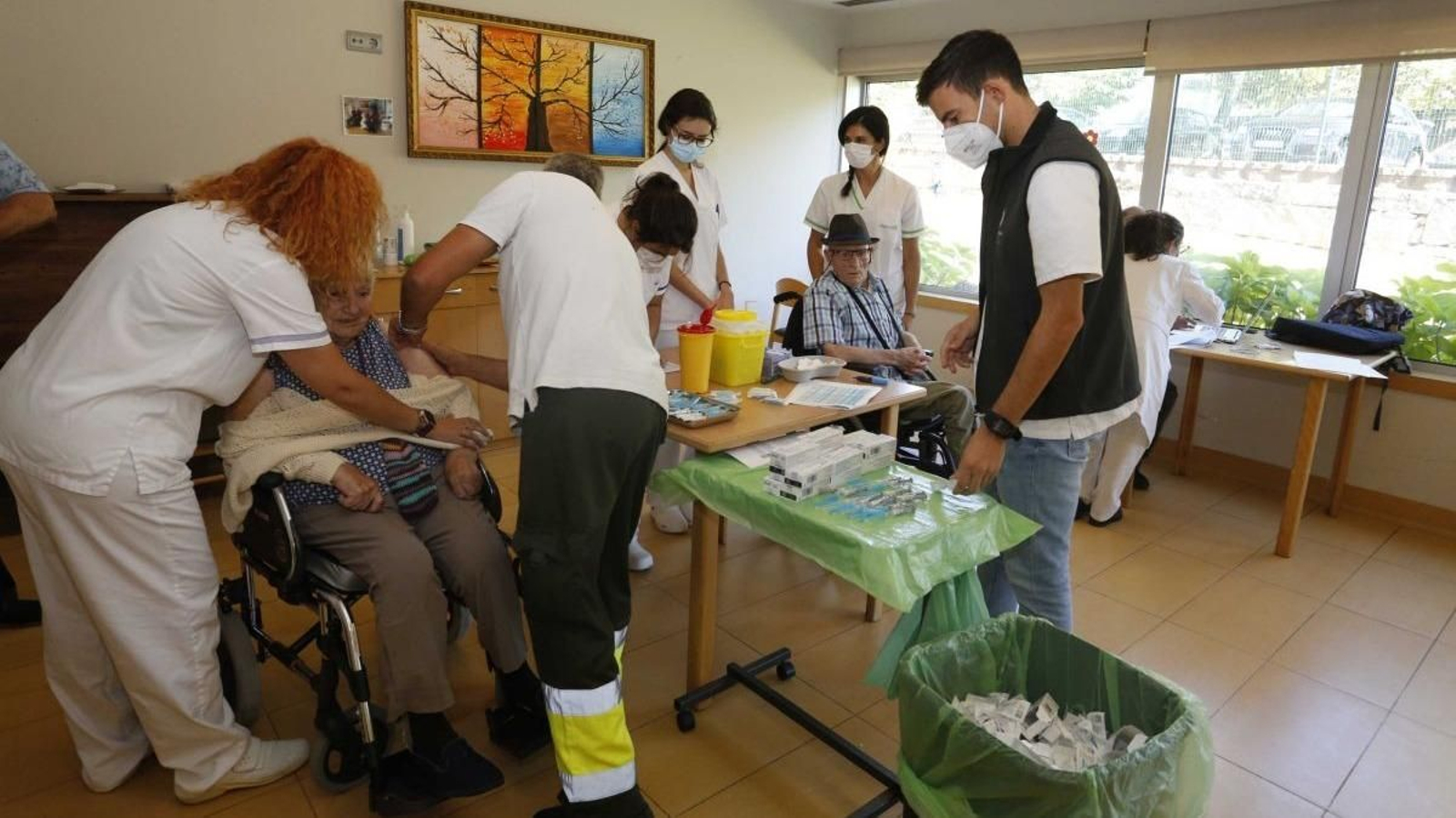 Ocho equipos formados por 16 enfermeras están vacunando  a los usuarios del área viguesa.