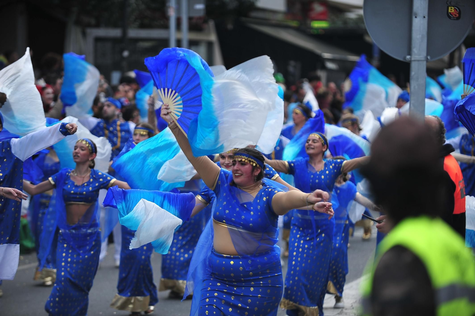 Galería | Color y retranca se pasean por las calles de A Valenzá durante su Martes de Entroido