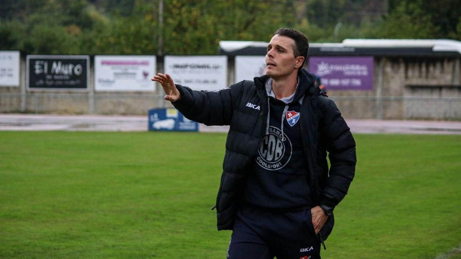 Lino Estévez, entrenador del Barco, da instrucciones a sus jugadores en Calabagueiros.