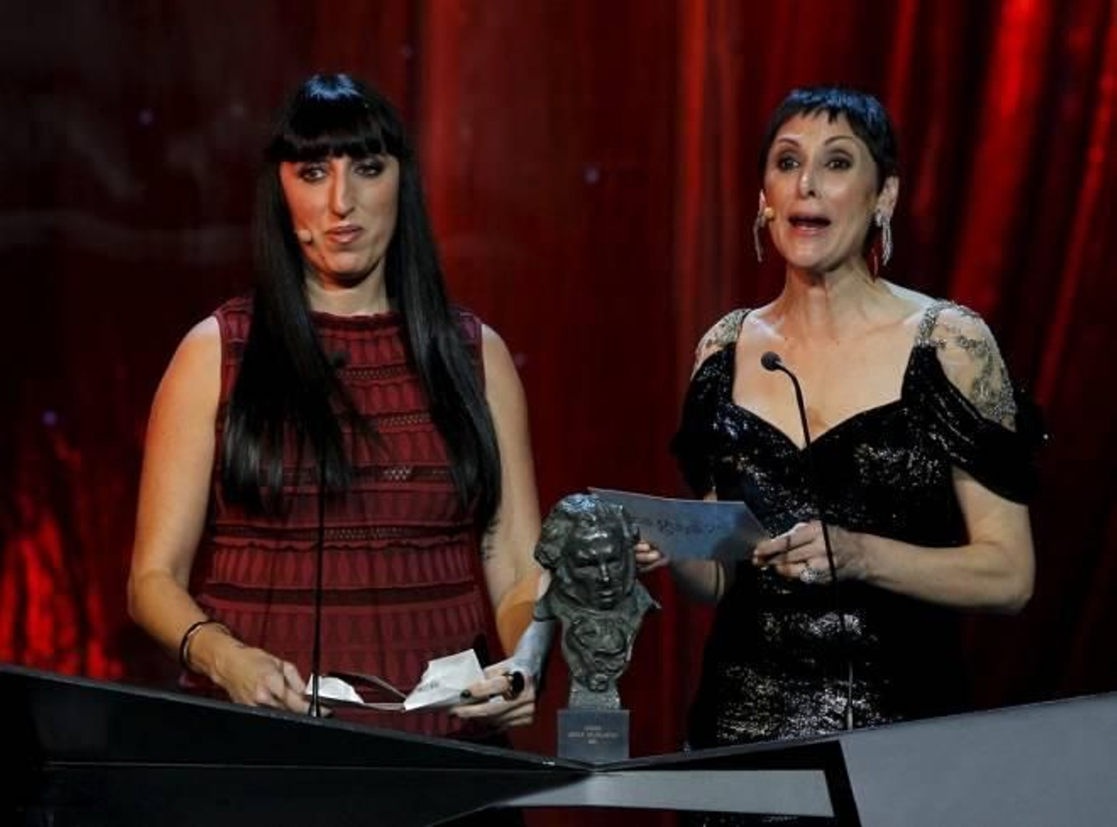Las actrices Maria Barranco y Rossy de Palma durante la ceremonia de entrega .