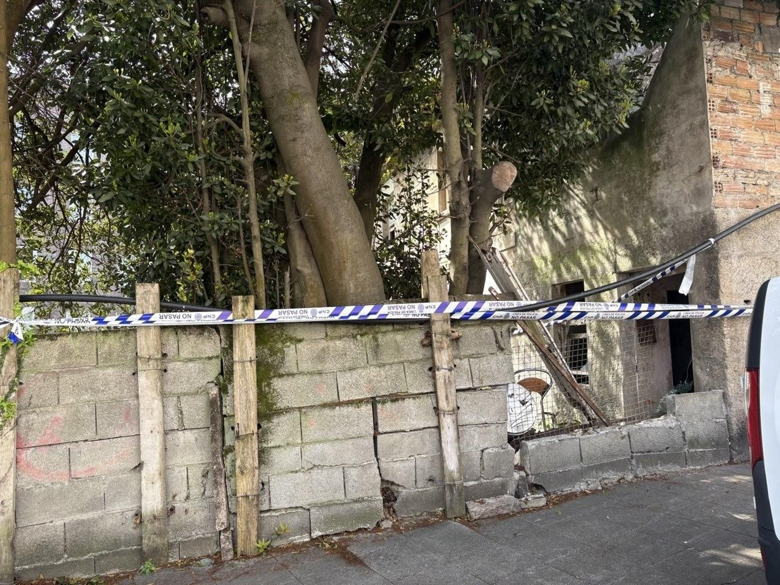 La Policía procedió a precintar toda la vivienda que había sido okupada y se utilizaba para venta de drogas.