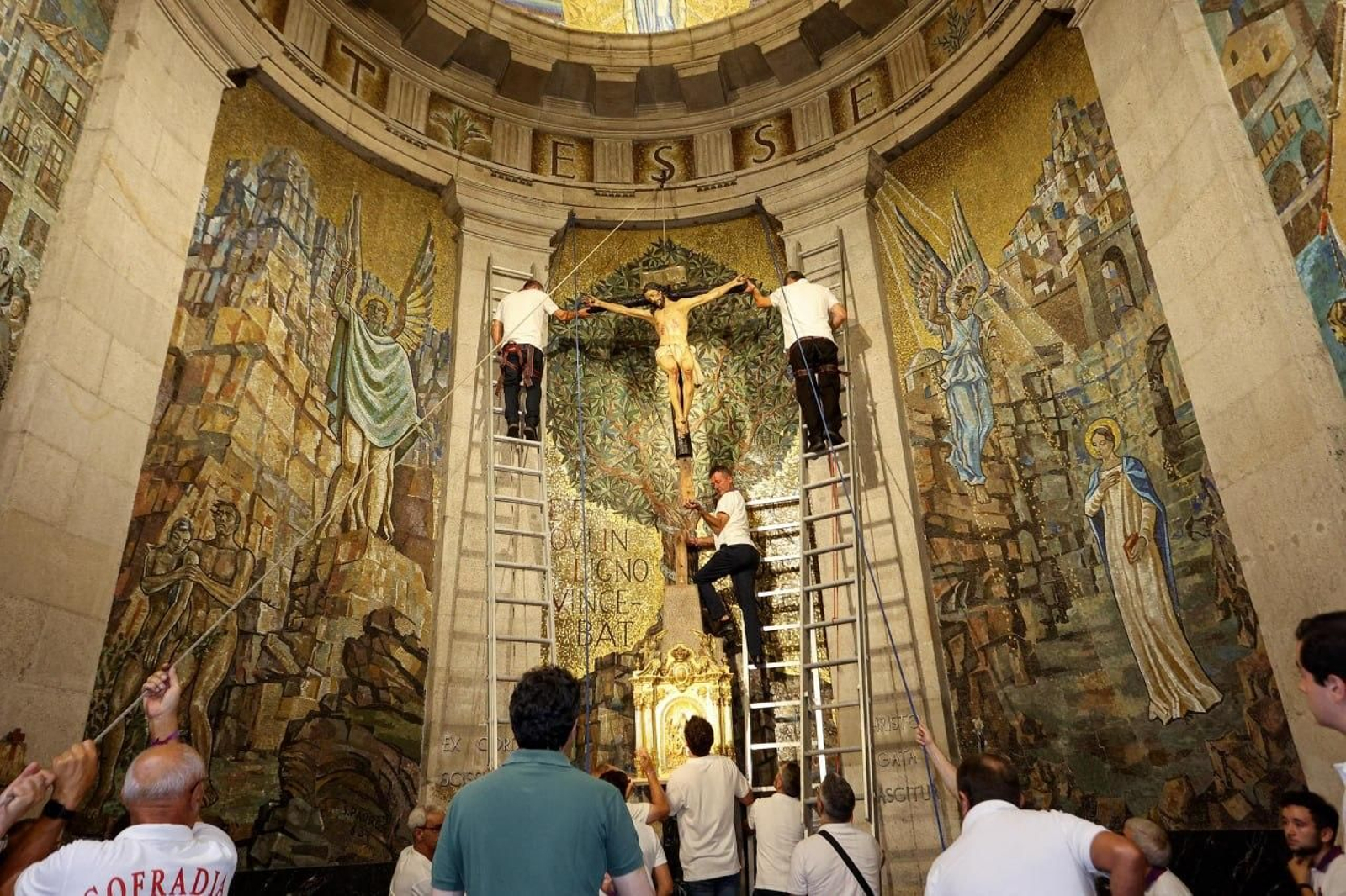 Galería | Vigo vive el pregón y el descendimiento del Cristo da Victoria