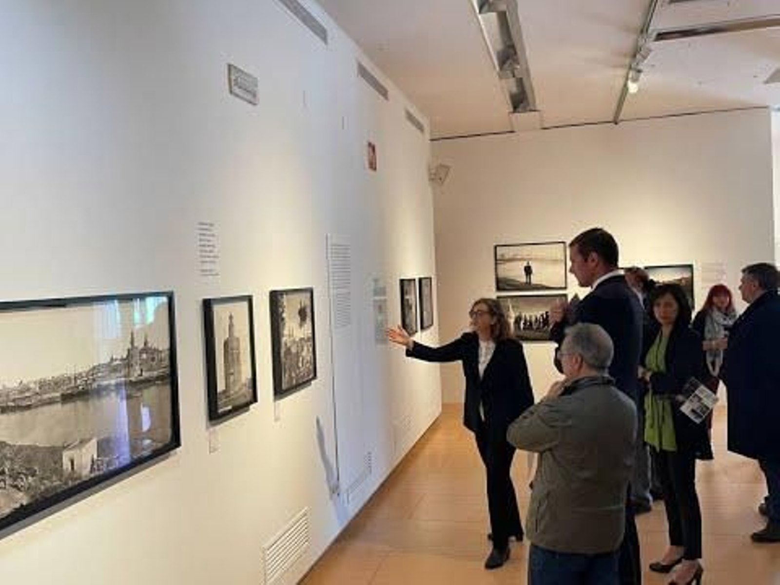 Lucía Laín, comisaria de la exposición, con José López y Luis Menor.