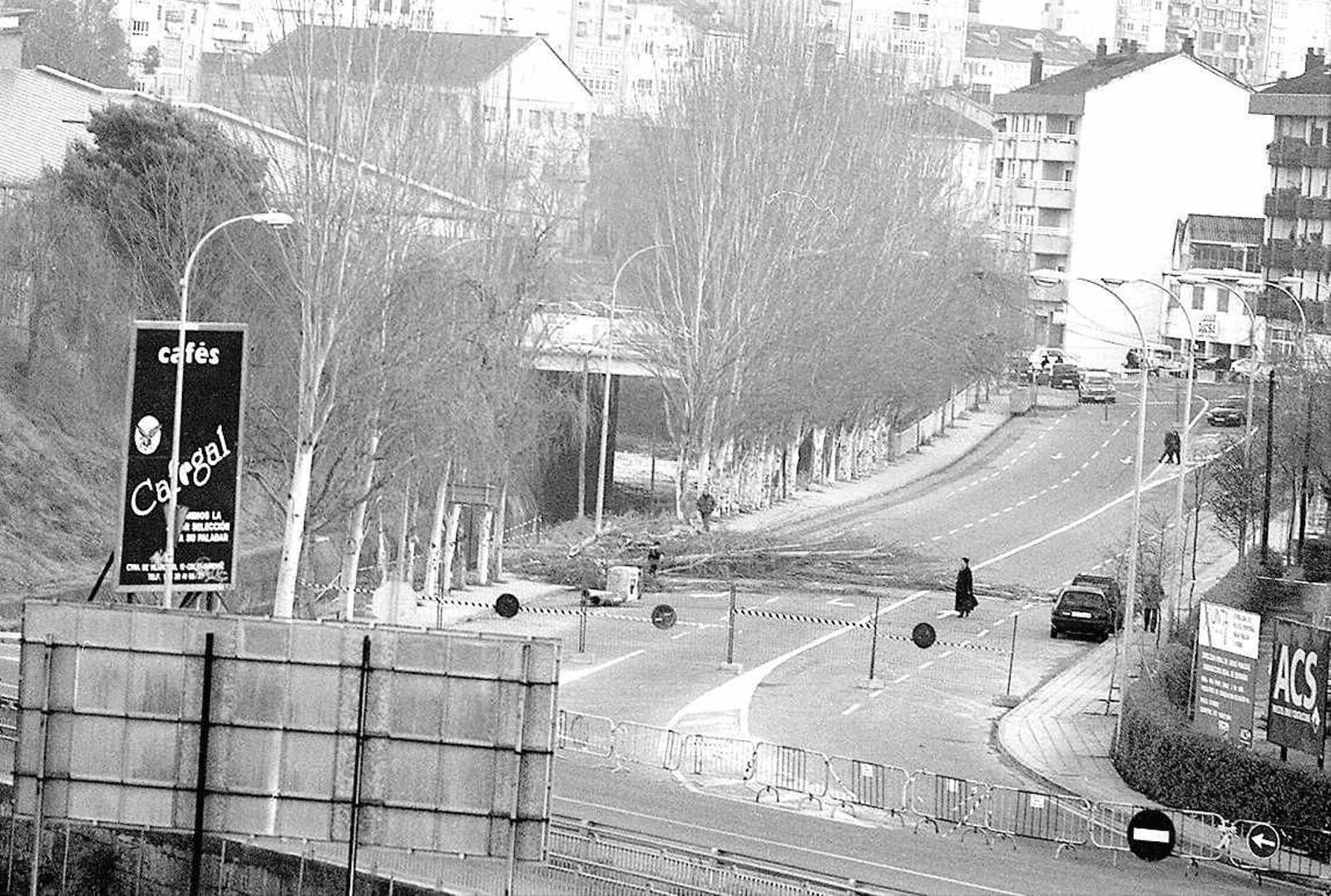 La construcción del emblemático Puente del Milenio hace 25 años cambiaba el skyline de Ourense, en fotos