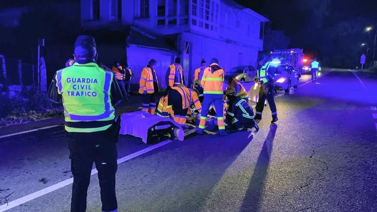 Guardia Civil y servicios sanitarios trabajan en el lugar del siniestro.