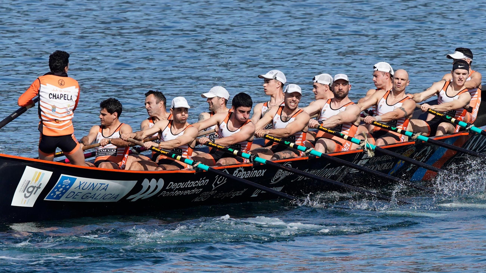 A traiñeira de Chapela avanza pola Ría de Vigo para acadar a vitoria no Memorial Paco Fenosa.