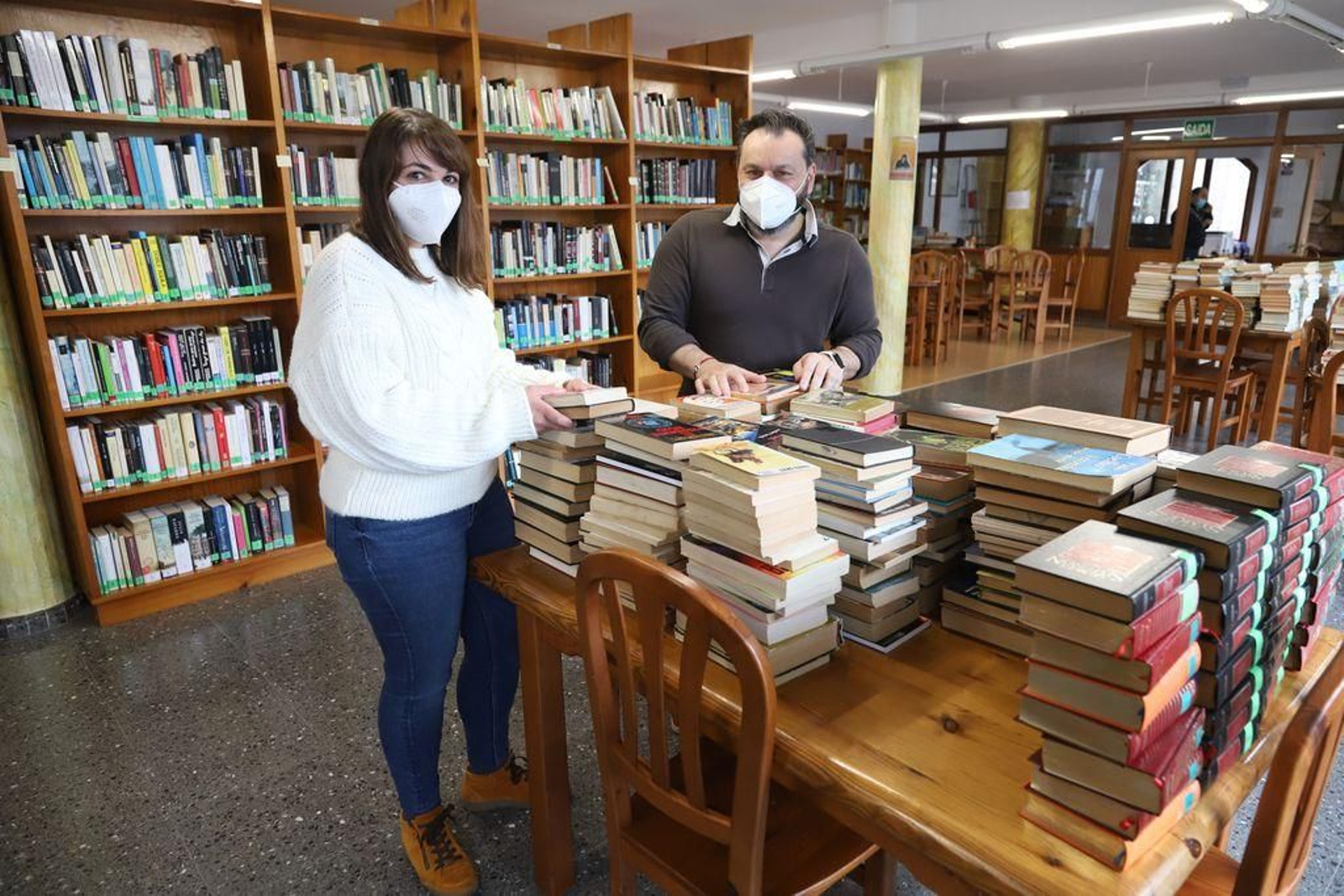 Rita Fernández y Paco Ferreira en la sala de lectura de las instalaciones municipales, ayer.