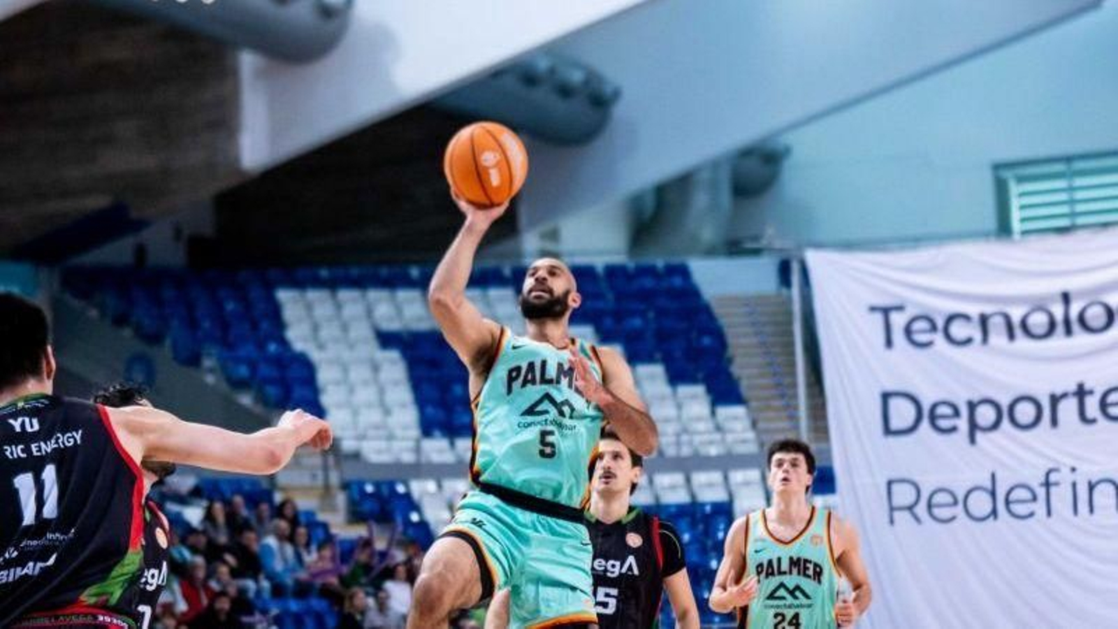 Phil Scrubb lanza a canasta frente al Cantabria.