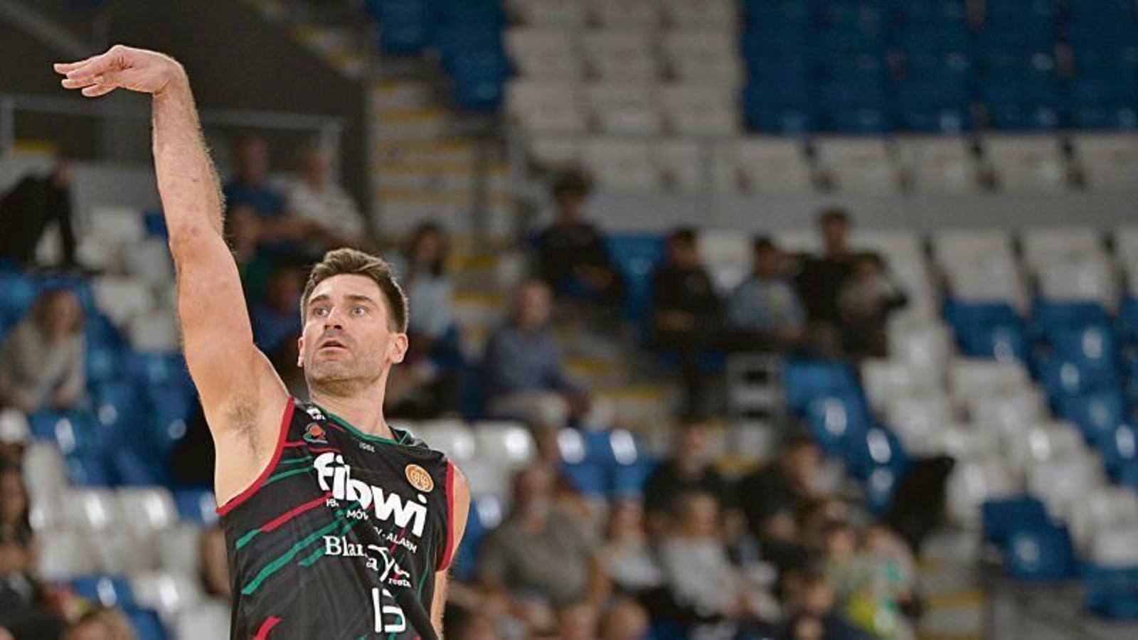Matulionis lanza a canasta en un partido con el Fiwi Palma.