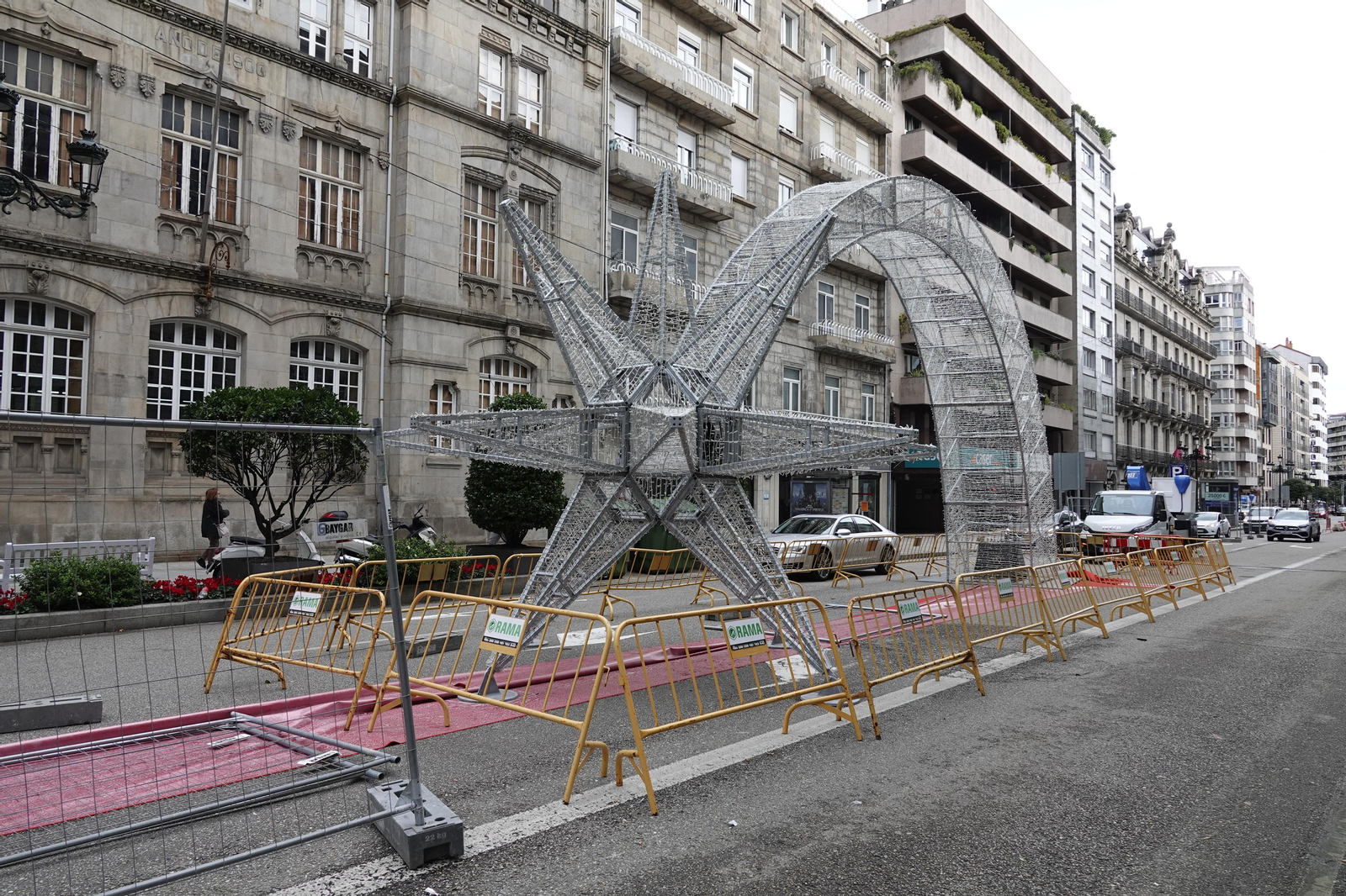 Elementos como la estrella de Navidad obligan a hacer cambios en el tráfico. // Vicente Alonso