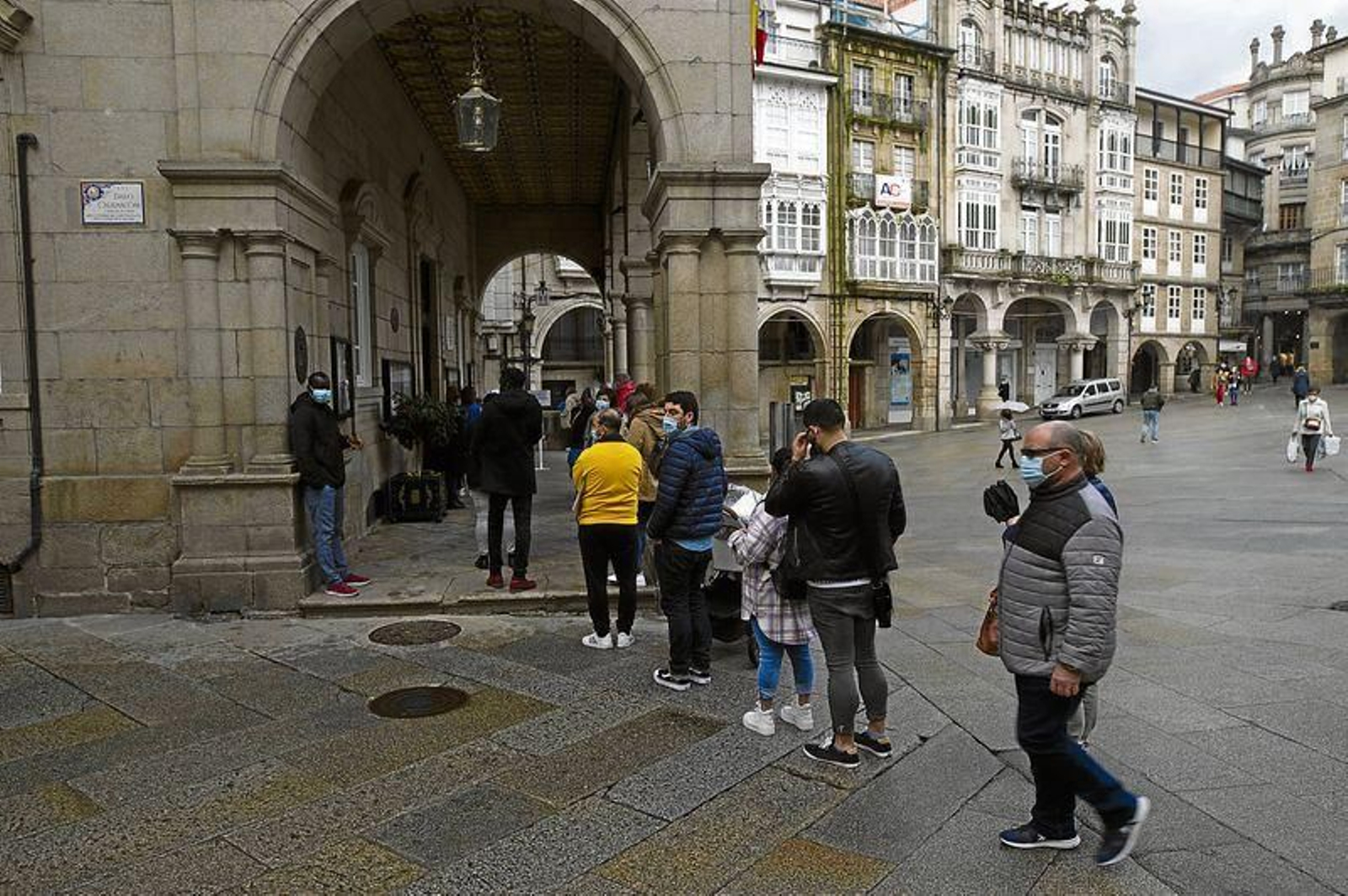 Colas a la entrada del Concello, antes de Semana Santa. MARTIÑO PINAL