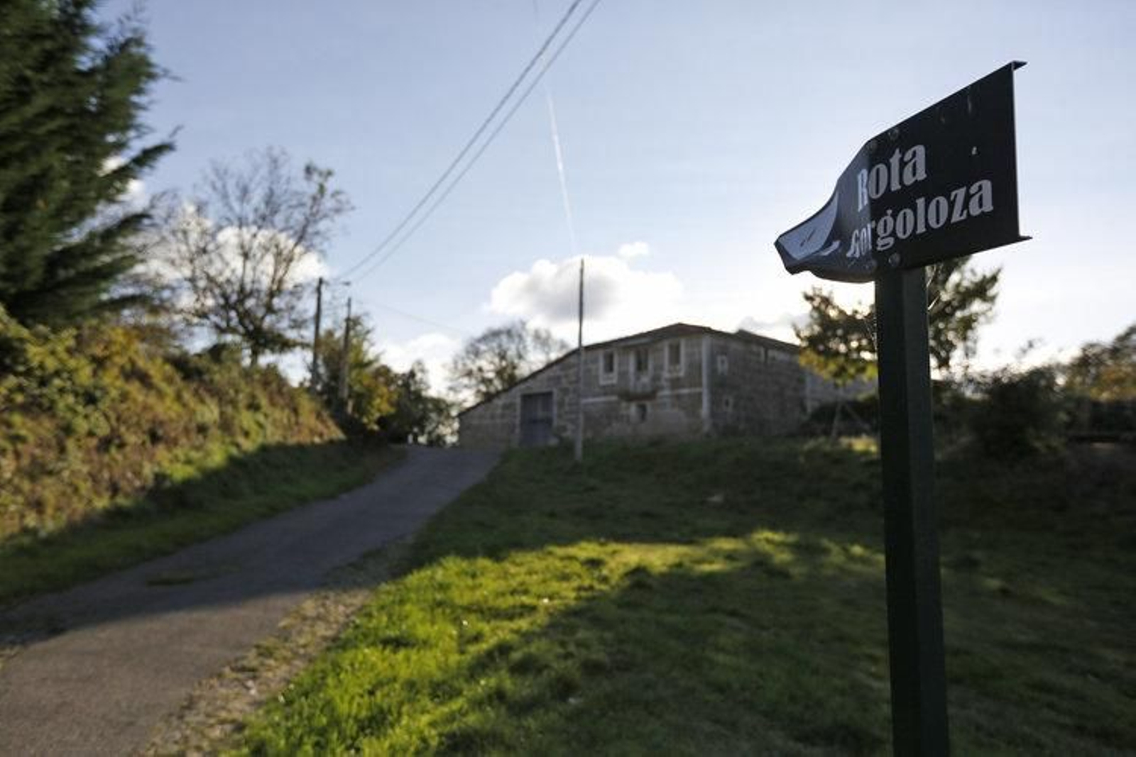 Un cartel indicativo del trayecto, deteriorado tras el paso del tiempo y el abandono.