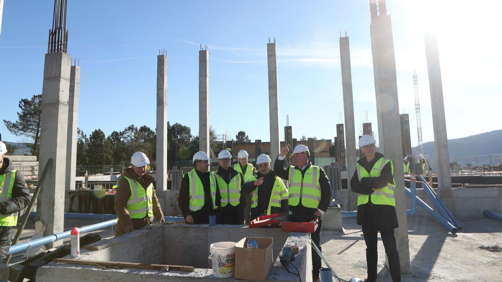 El delegado del Goberno en Galicia, Pedro Blanco, visita las obras del futuro edificio que albergará la BRIF, acompañado del subdelegado Eladio Santos y el alcalde de la localidad José Ramón Barreal. (Foto: Marcos Atrio)