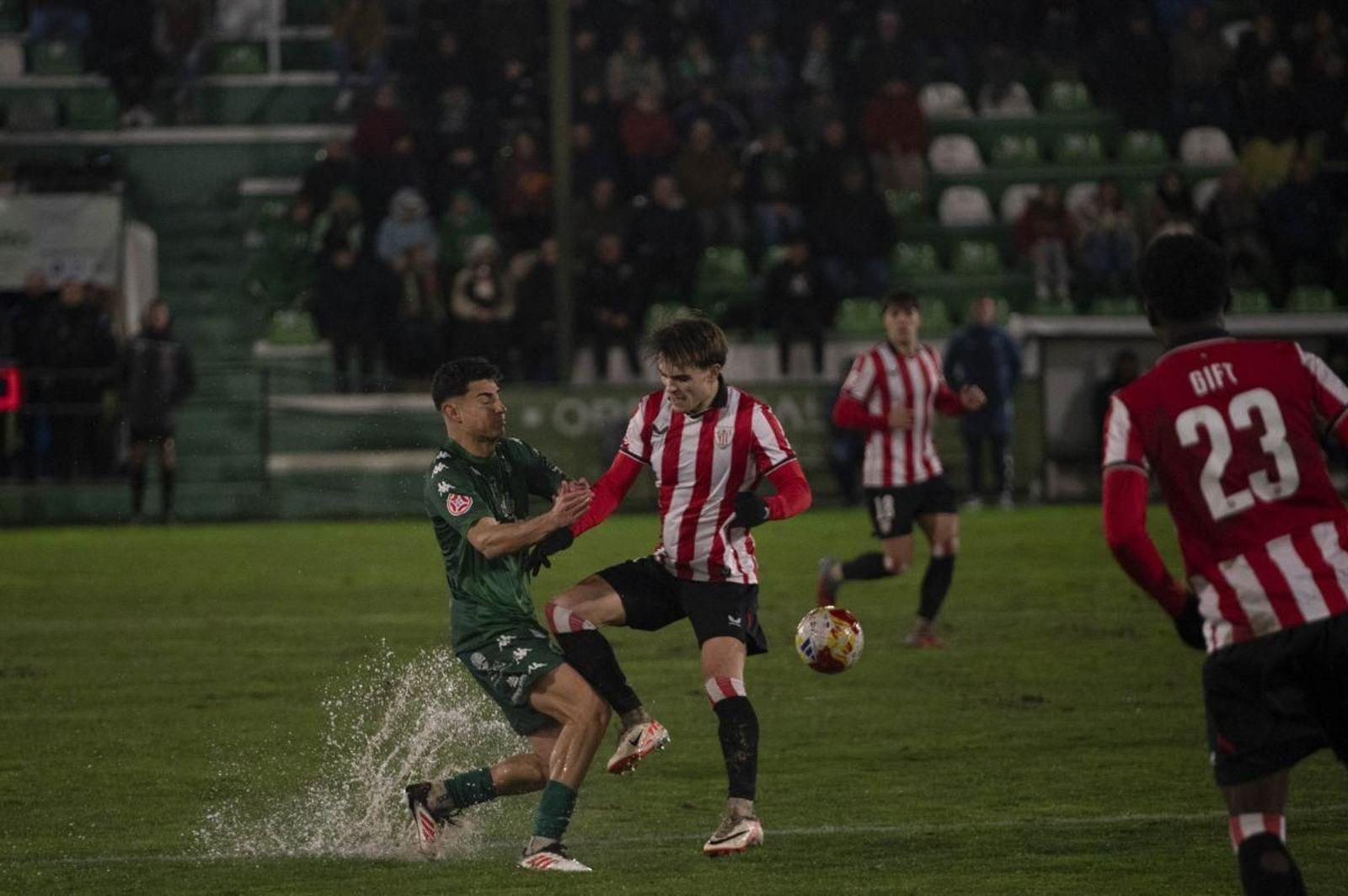 Brais Val, jugador del Arenteiro, pelea por el balón durante el encuentro disputado en Espiñedo ante el Athletic B.
