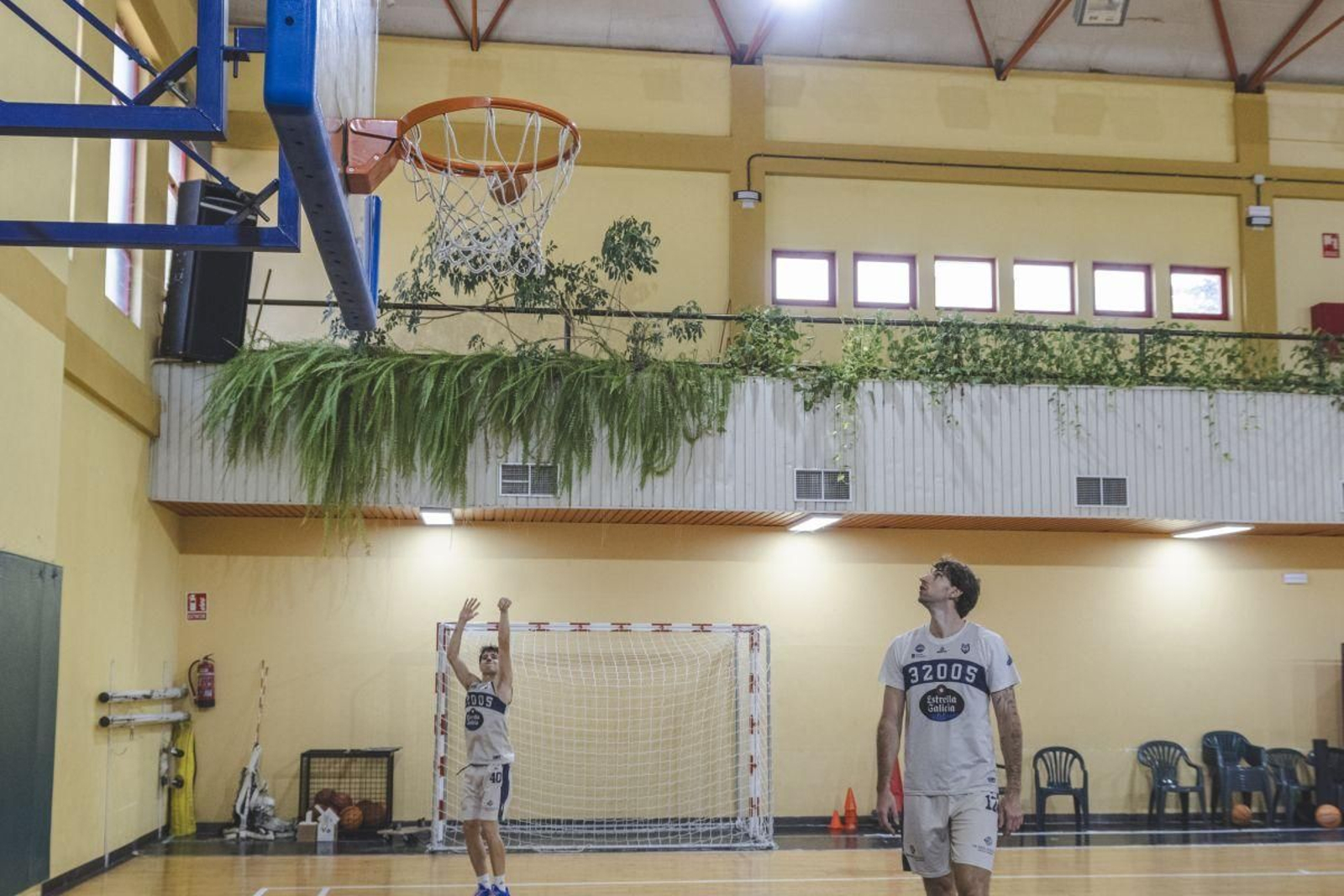 El base Darío Pérez lanza a canasta en uno de los últimos entrenamientos del COB.