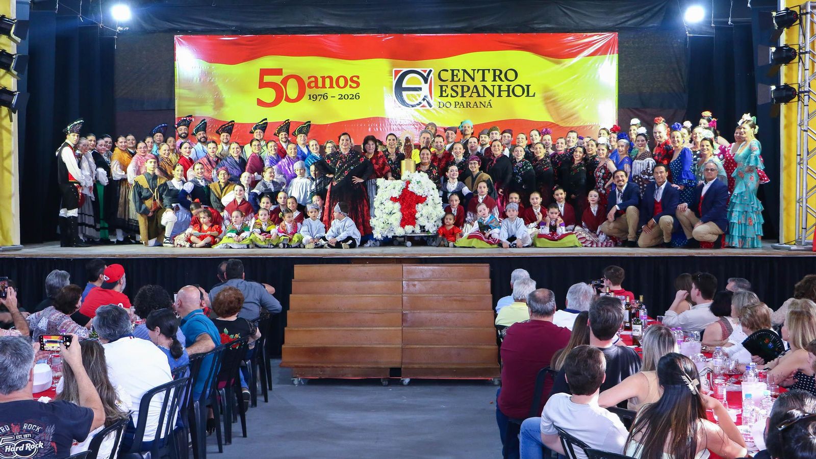 Foto de familia en el escenario sobre los 50 años del Centro Espanhol