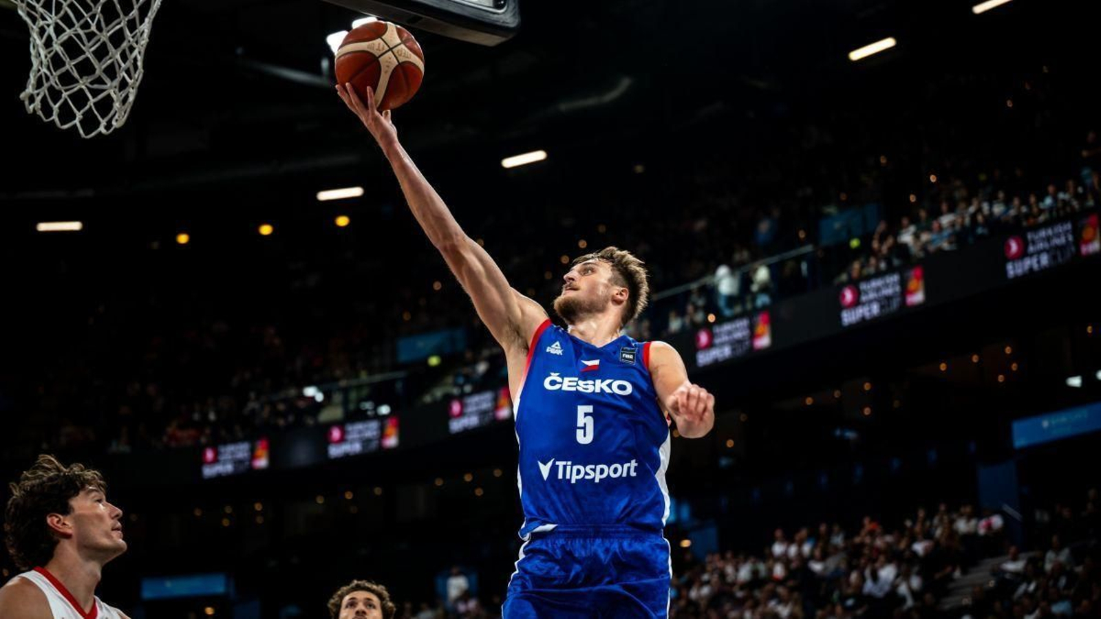 Jan Zídek se dispone a anotar una canasta ante Turquía.
