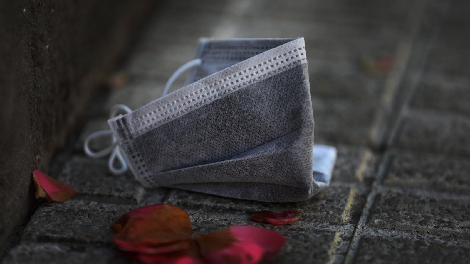 OURENSE 12/04/2020.- Historias del coronavirus, utillaje en la calle. José Paz