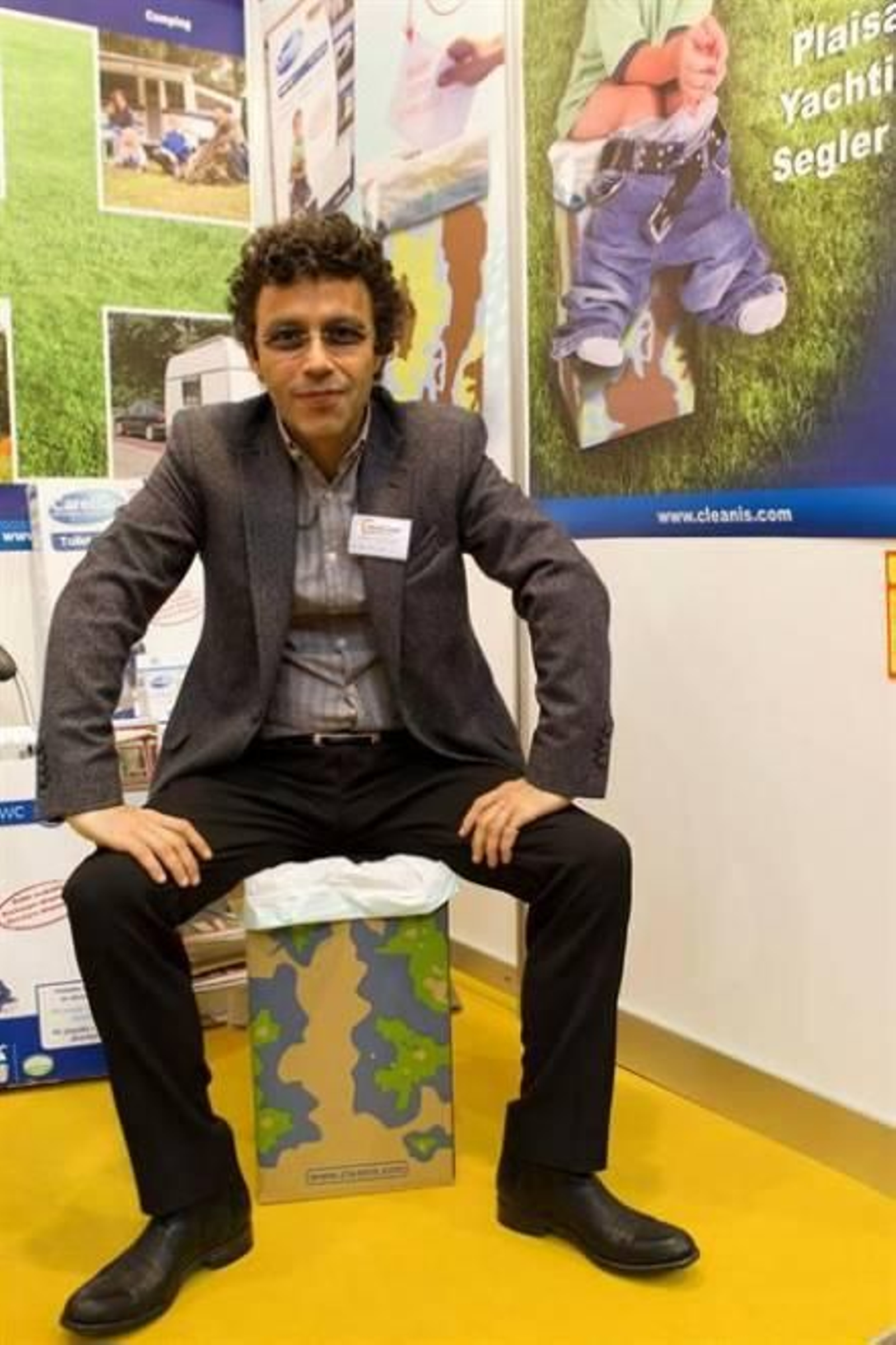 El inventor francés Laurent Helewa presenta su invento, el 'The Carebag Toilet Kit', un water reusable. Foto: EFE