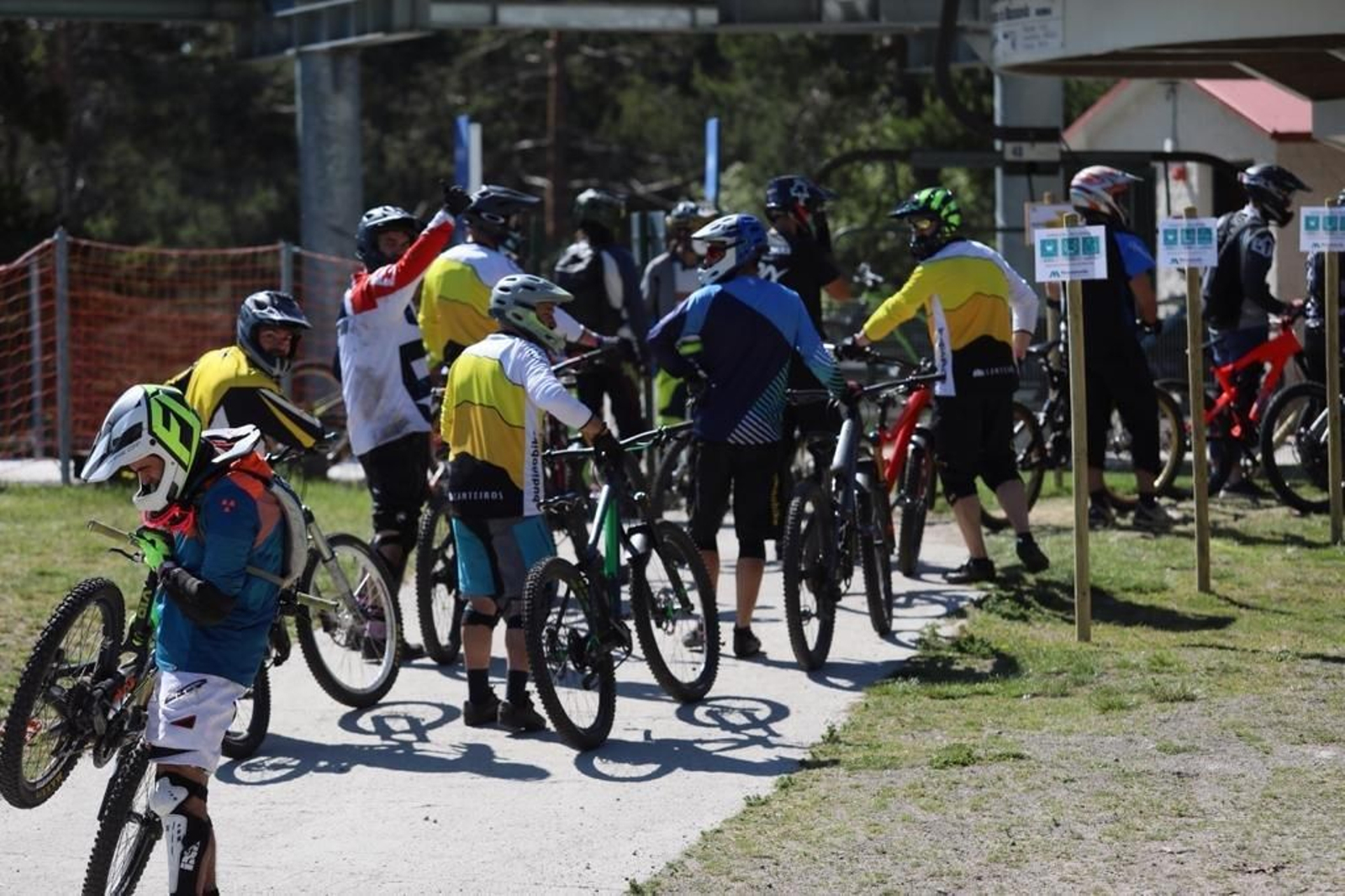 Bikers en Manzaneda. // José Paz