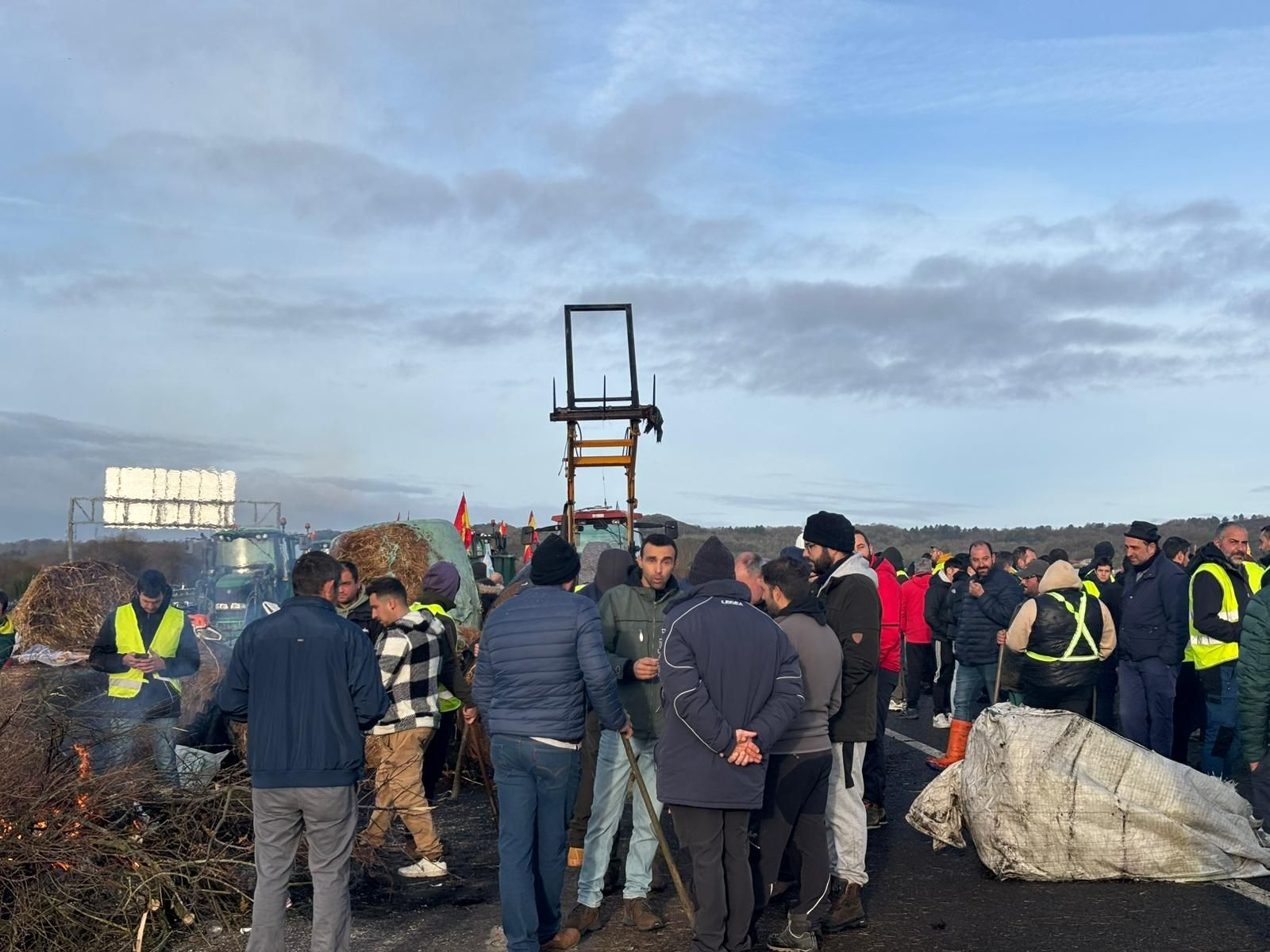 Galería | Las protestas de los tractoristas en la A-52 contra el acuerdo comercial con Mercosur, en imágenes