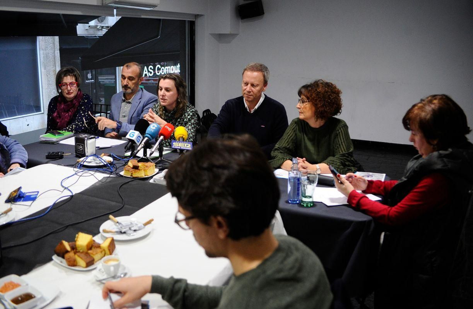 Ourense 4/3/20
Desayuno informativo PSOE en al cafetería 18
Rosa Martínez,Wilson Jones,Natalia Fernández,Rafael Villarino,Concha garcía Lozano,Juana Ajeitos
Fotos Martiño Pinal
