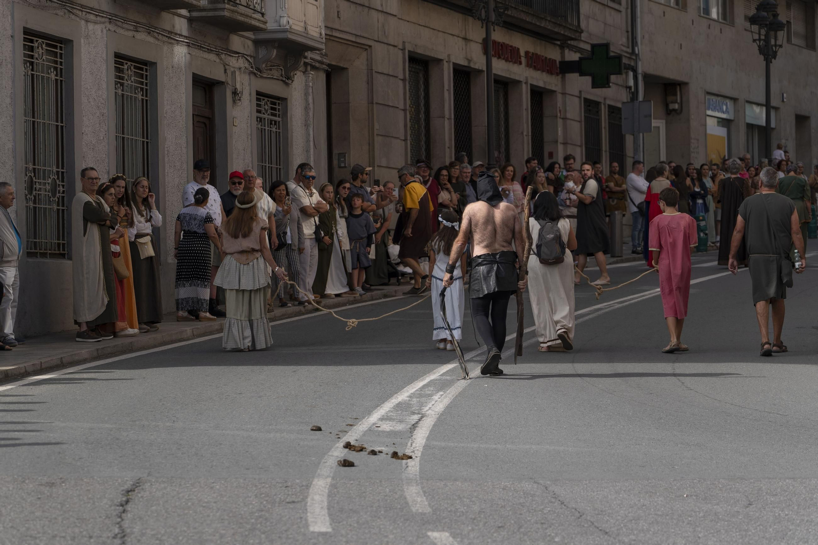 Galería | Reyes, clero, doncellas y caballeros desfilan por las calles de Ribadavia en la Festa da Istoria