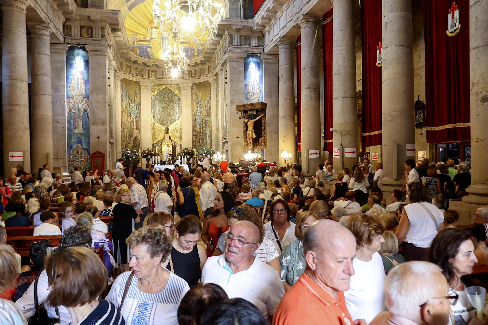 Galería | Misa por el Cristo da Victoria en Vigo y la concurrida procesión