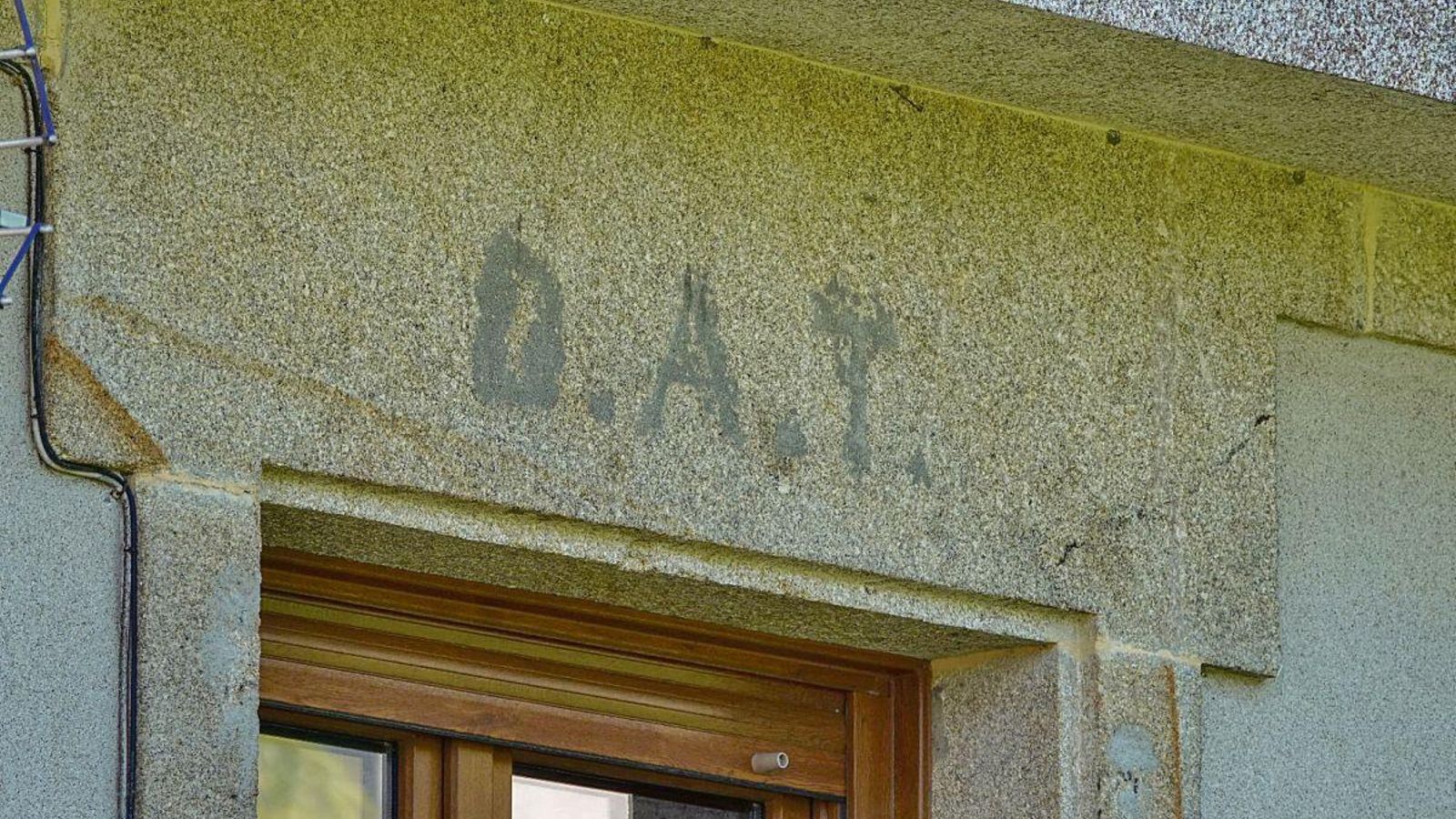 En la casa que se encuentran hacia el interior de la playa todavía se ven los restos de su origen en la compañía DAT.