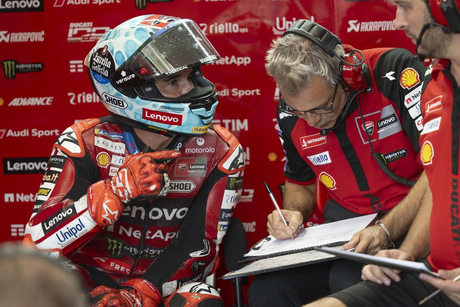 Marc Márquez en su box analiza la estrategia durant el GP de Australia.