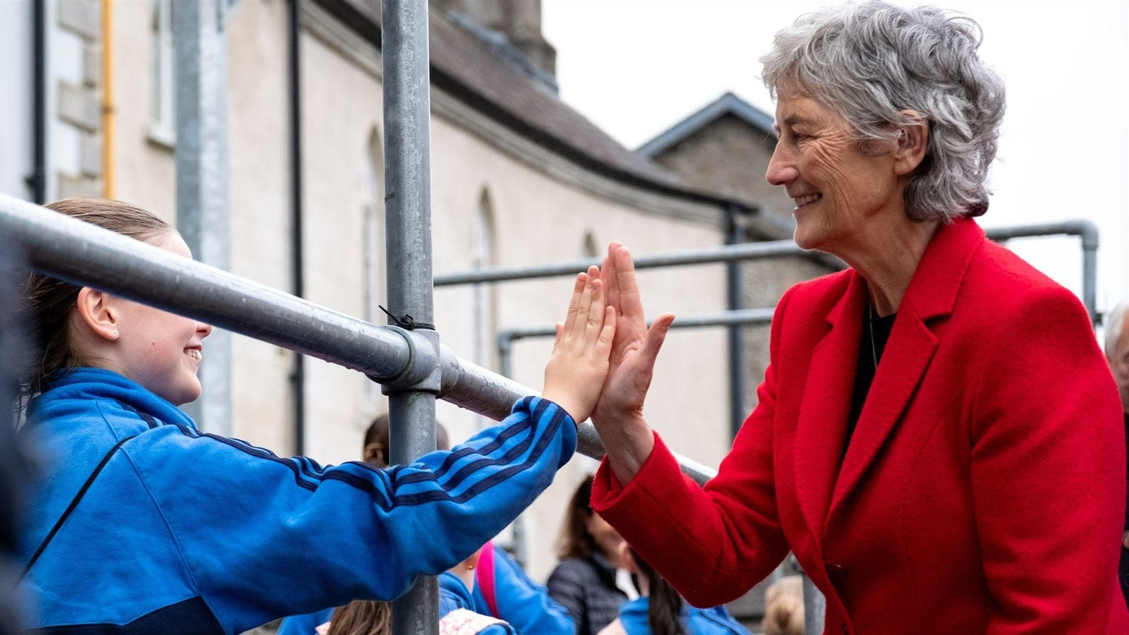 La candidata presidencial irlandesa Catherine Connolly junto a una estudiante.