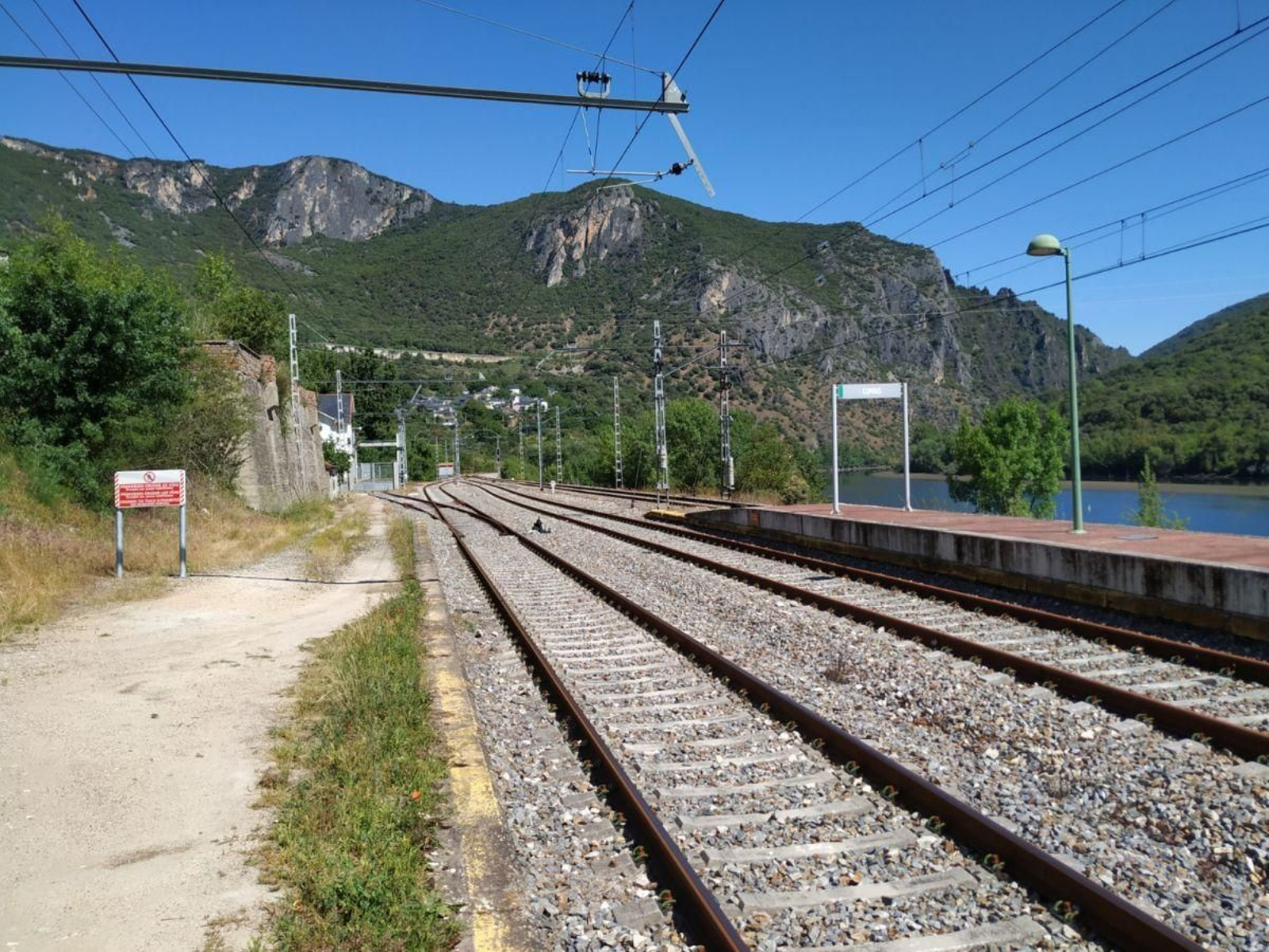 Andenes del apeadero de Covas (Rubiá), en la línea Monforte-Ponferrada.