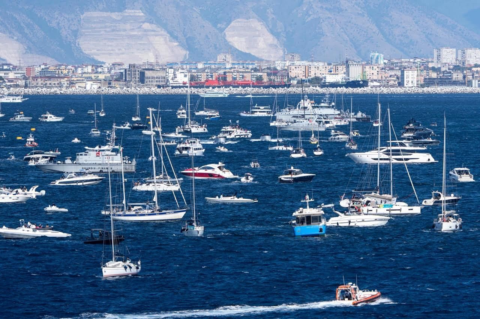 La bahía de Nápoles llena de embarcaciones durante la regata preliminar de la Copa América el 26 de septiembre
