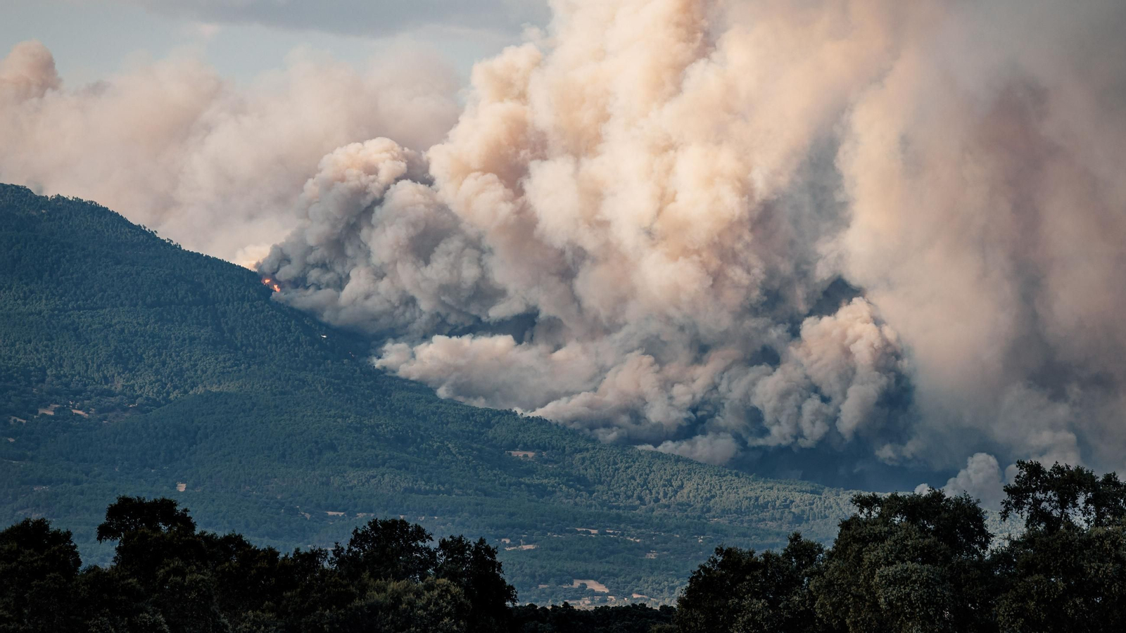 Vista del incendio desde el valle del Tiétar, a 25 de julio de 2026, en Ávila, Castilla y León (España). El incendio forestal de Burgohondo (Ávila) continúa activo y su evolución ha obligado a ampliar las medidas de protección a la población
