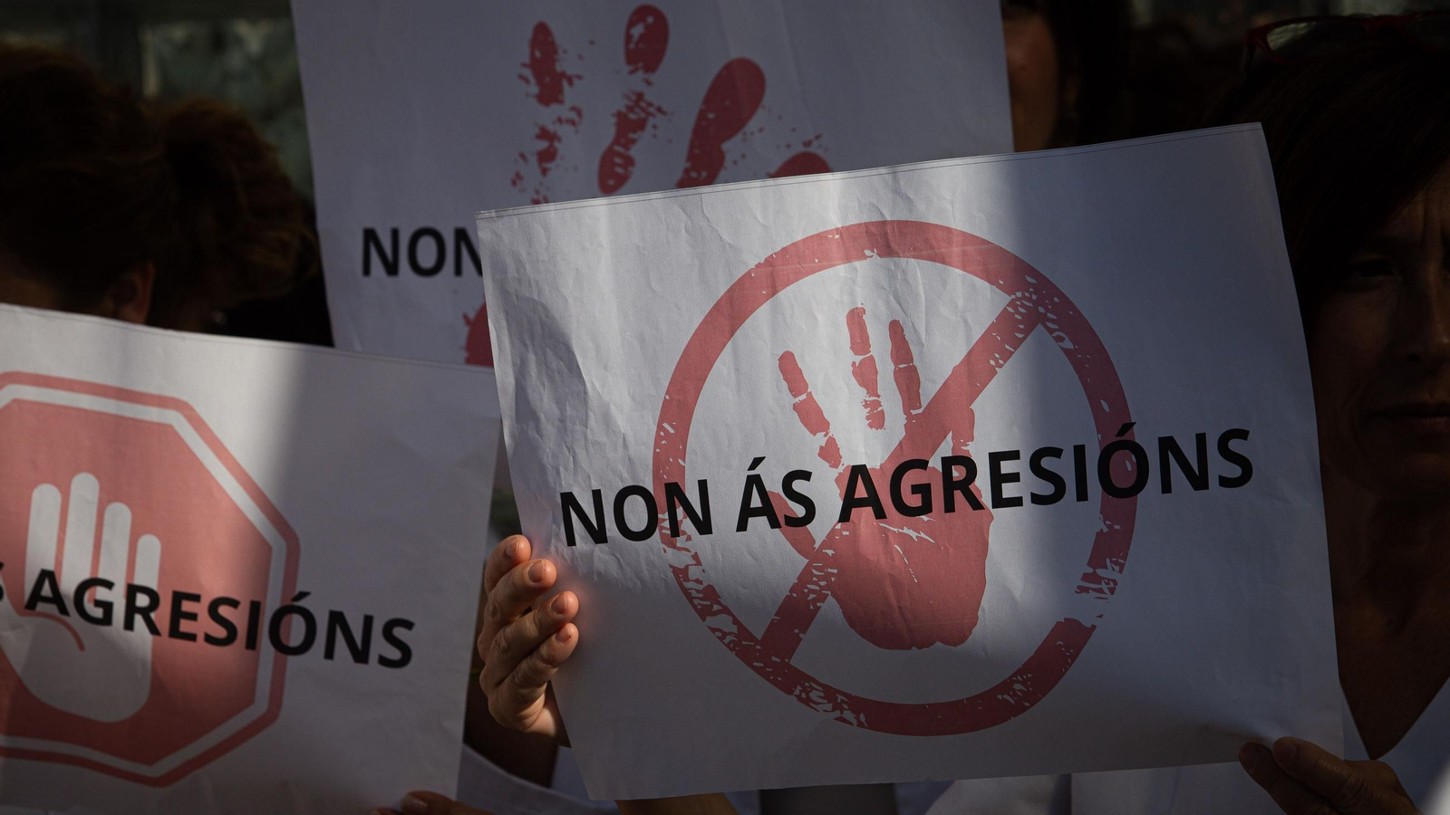 Personal gallego se concentra por una nueva agresión al personal sanitario.