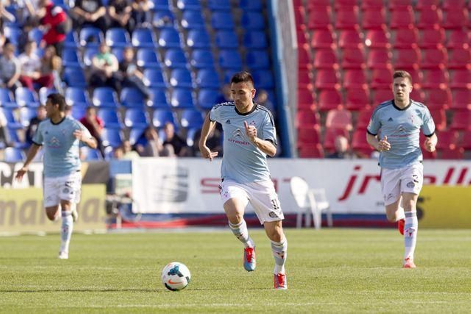 Charles sale al ataque en el Ciutat de Valencia, con Cabral y Fontás a su espalda.