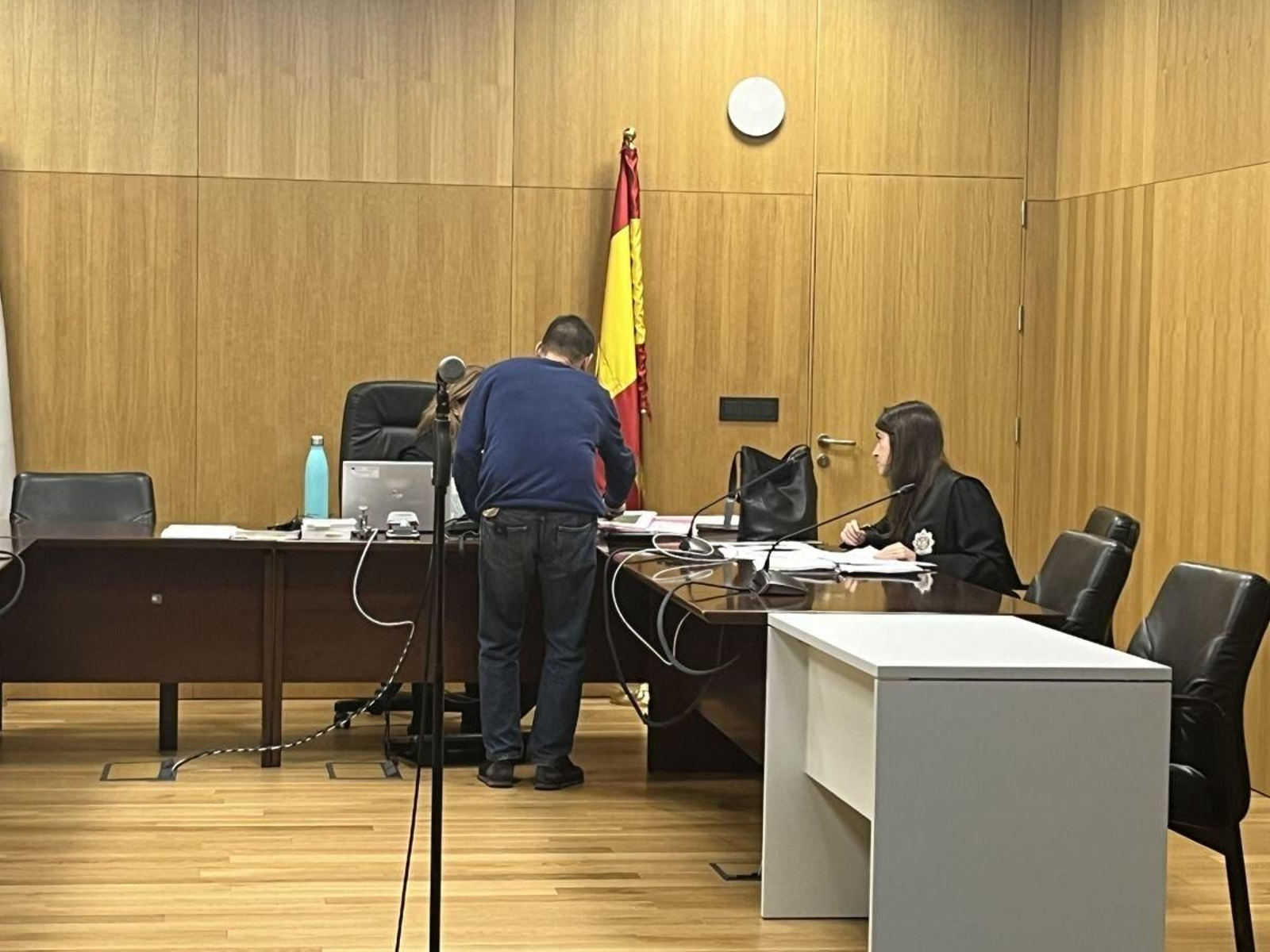 Roberto G.O. muestra a la jueza dónde realizó las quemas.