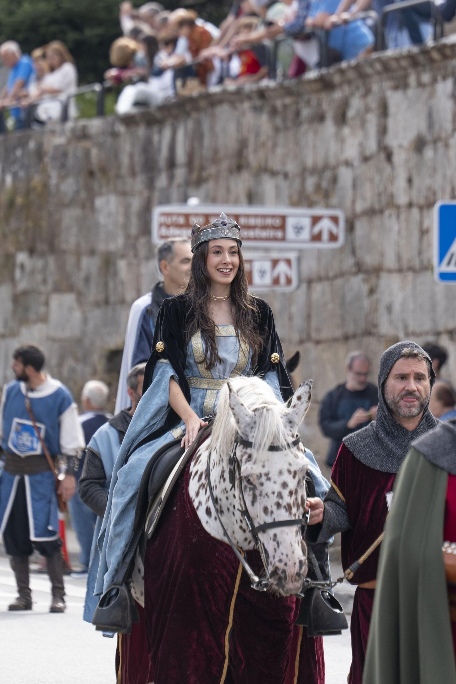 Galería | Reyes, clero, doncellas y caballeros desfilan por las calles de Ribadavia en la Festa da Istoria