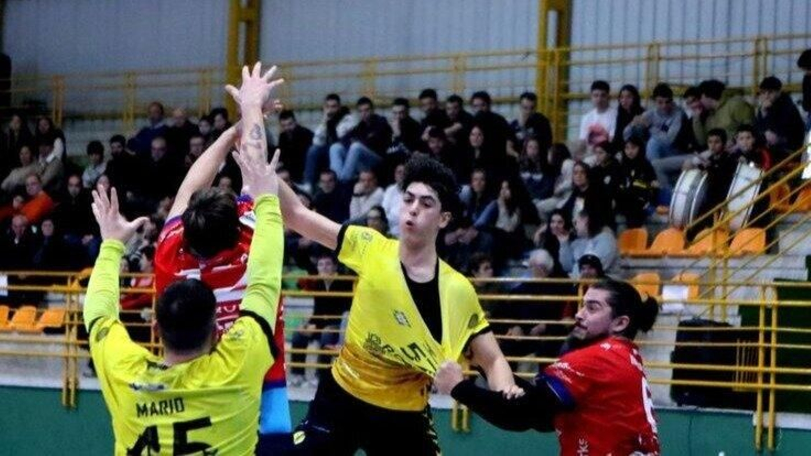 Denis es agarrado por un rival.