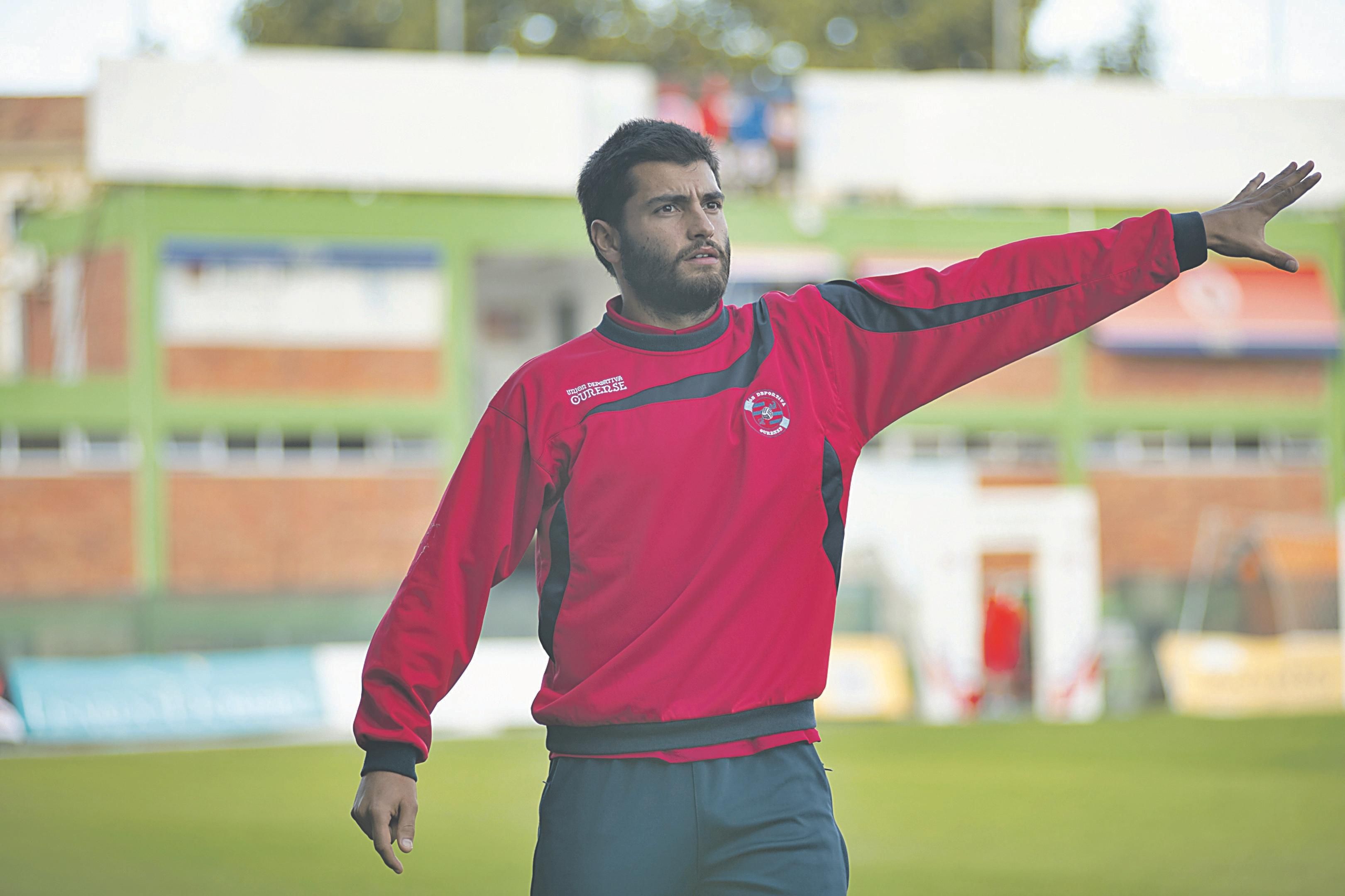 El técnico Jorge de Dios da instrucciones en un partido en O Couto. (XESÚS FARIÑAS)