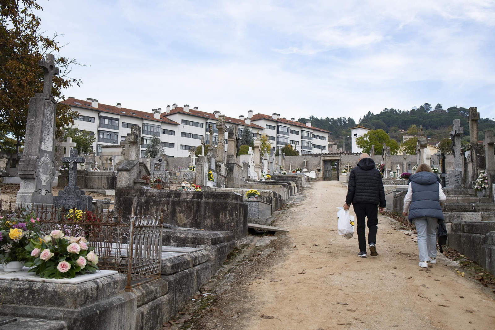 Galería | Los cementerios de Ourense se preparan para el Día Todos los Santos y los Fieles Difuntos
